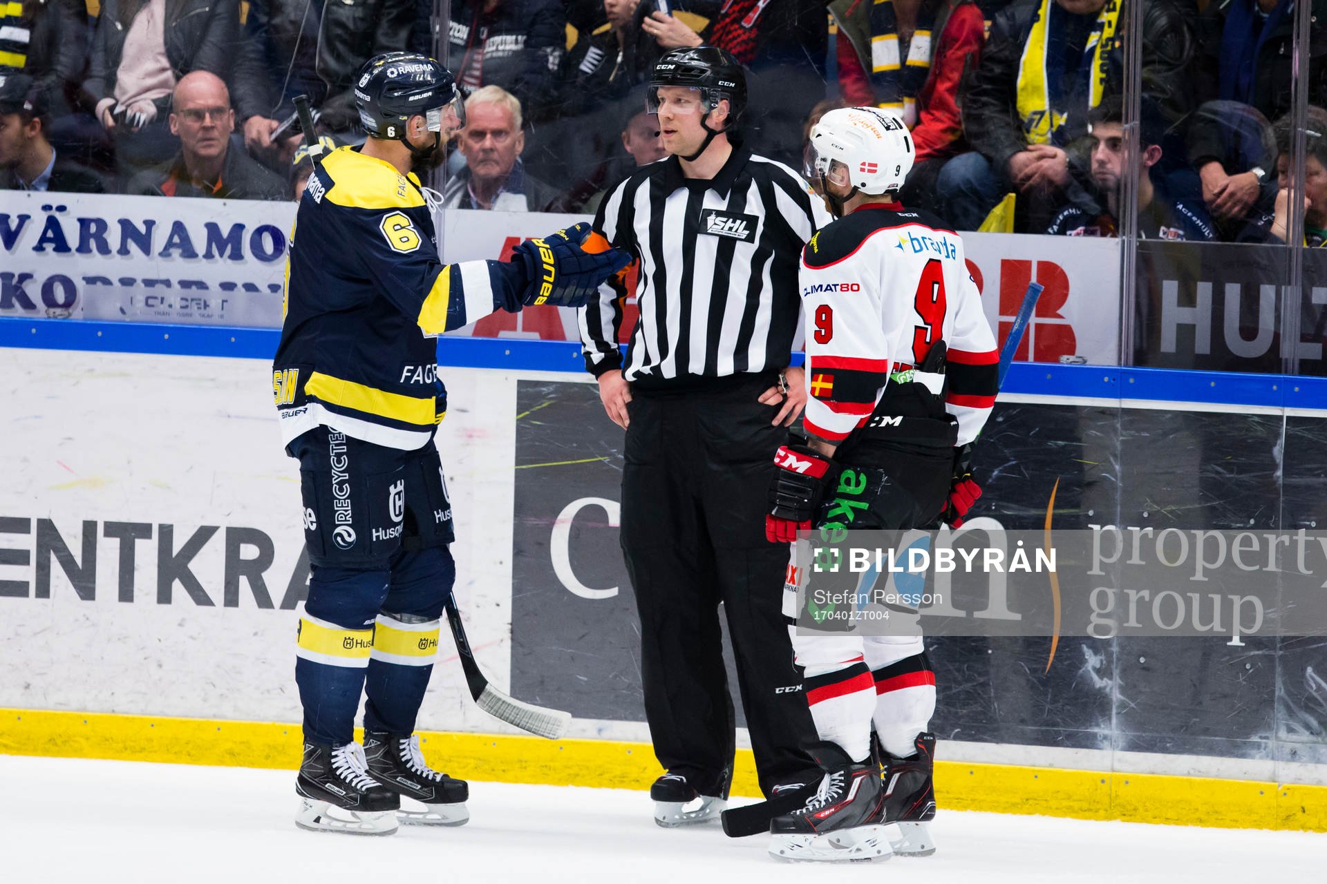 s Christoffer Persson  och Malmö Redhawks Frederik Storm i