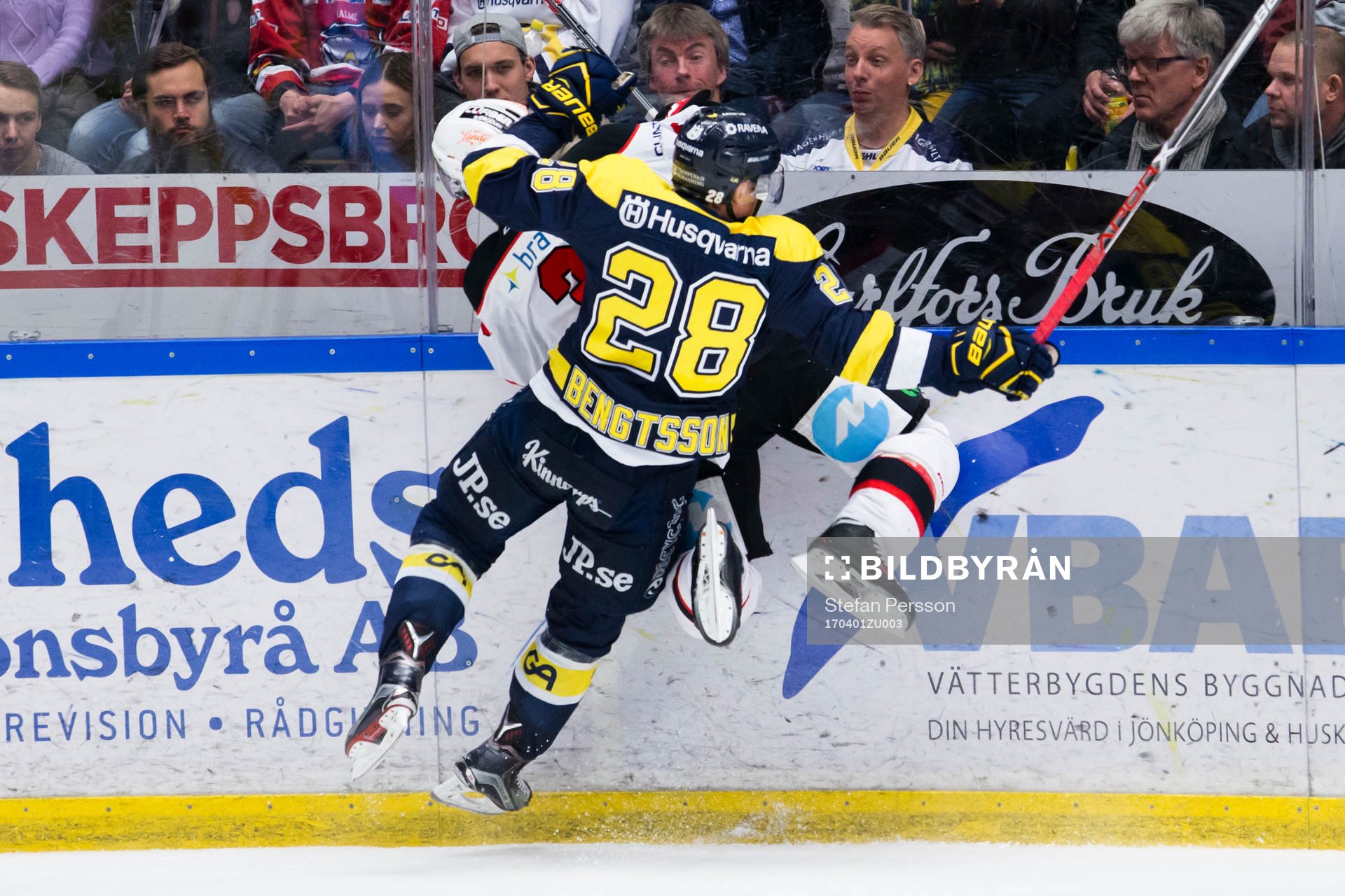 s Anton Bengtsson tacklar Malmö Redhawks André Benoit