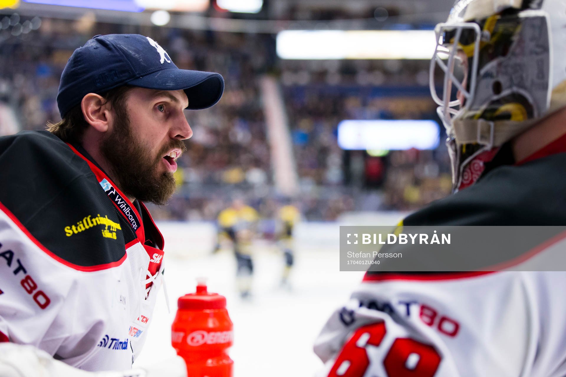 Malmö Redhawks målvakt Cristopher Nihlstorp i samspråk