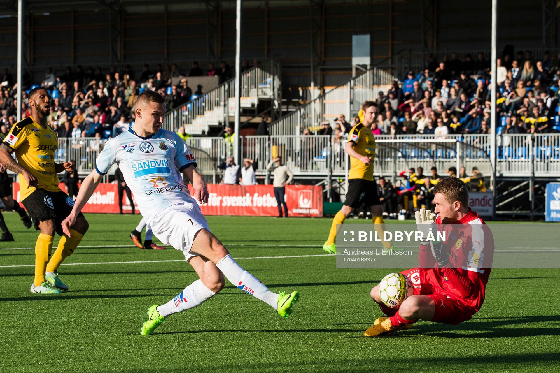 Gefles Piotr Johansson med ett skott som Frejs målvakt
