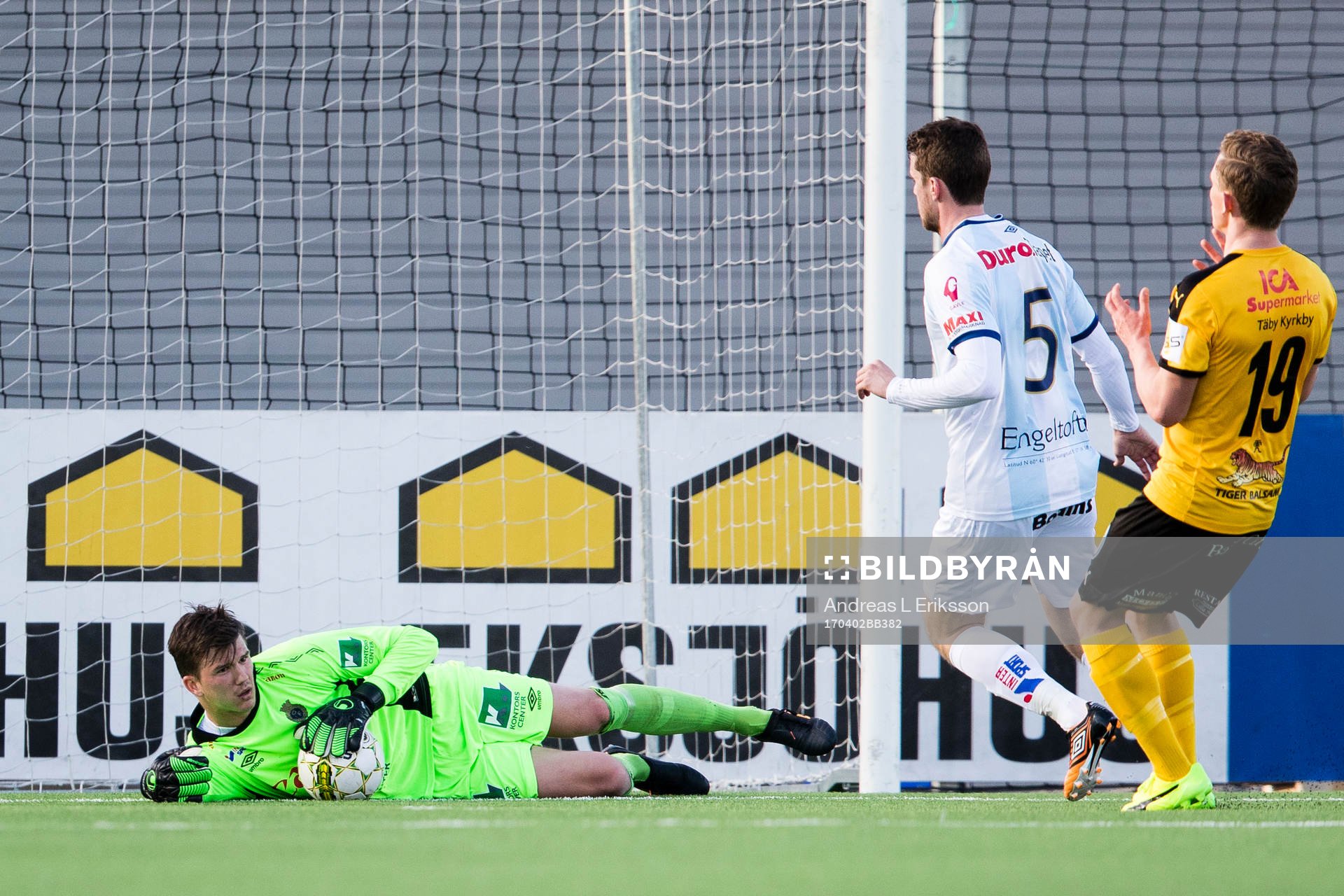 Gefles målvakt August Strömberg med en räddning