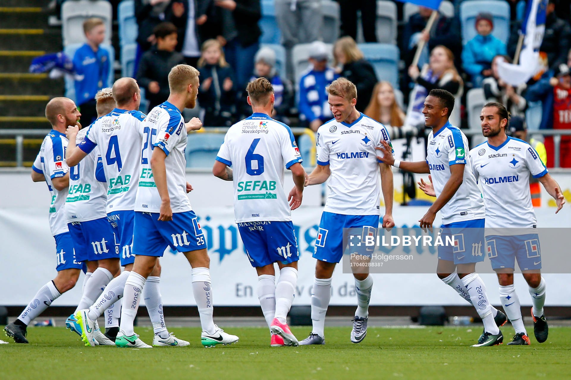 Norrköpings Sebastian Andersson jublar med lagkamrater