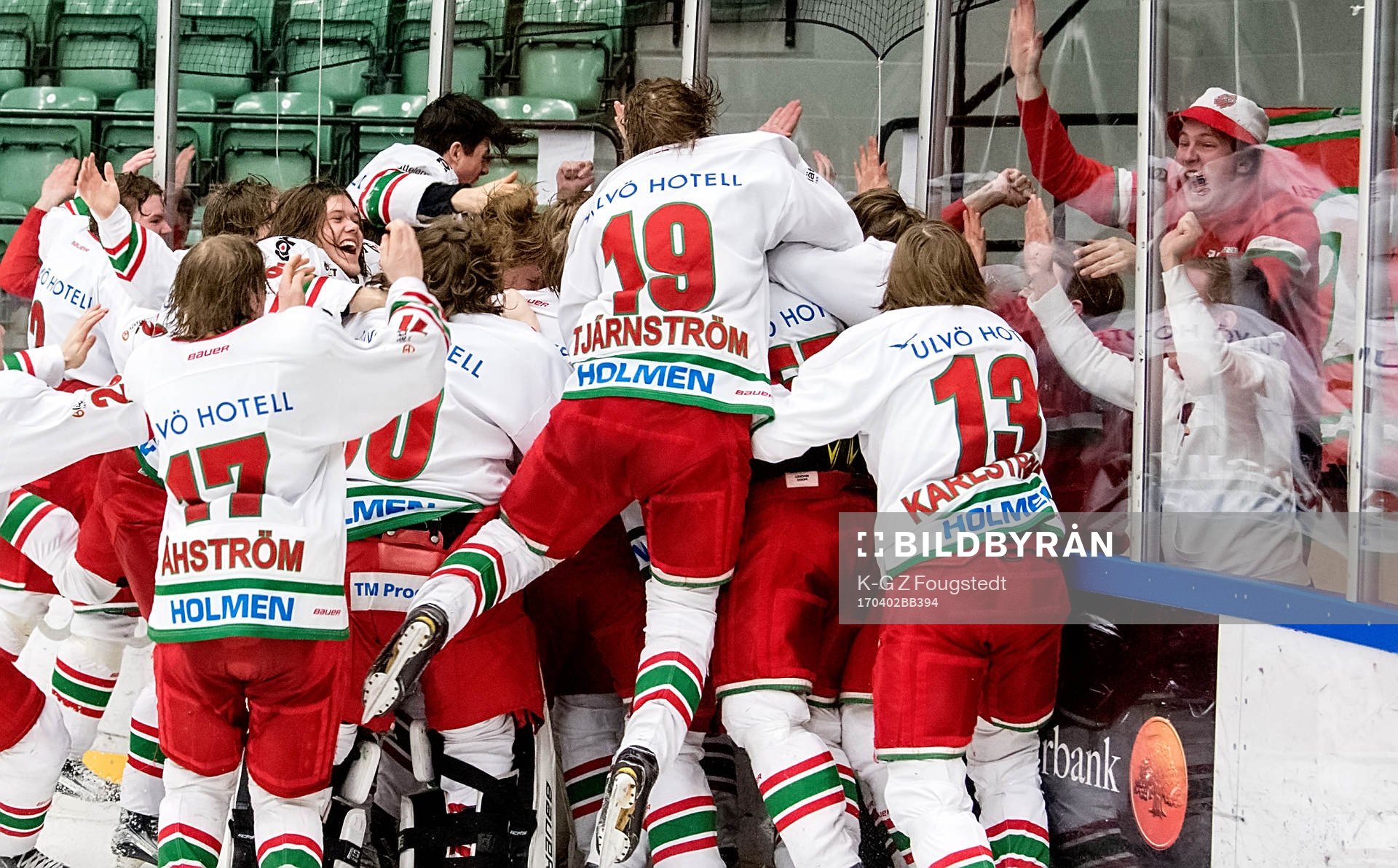 Modos spelare firar med fansen