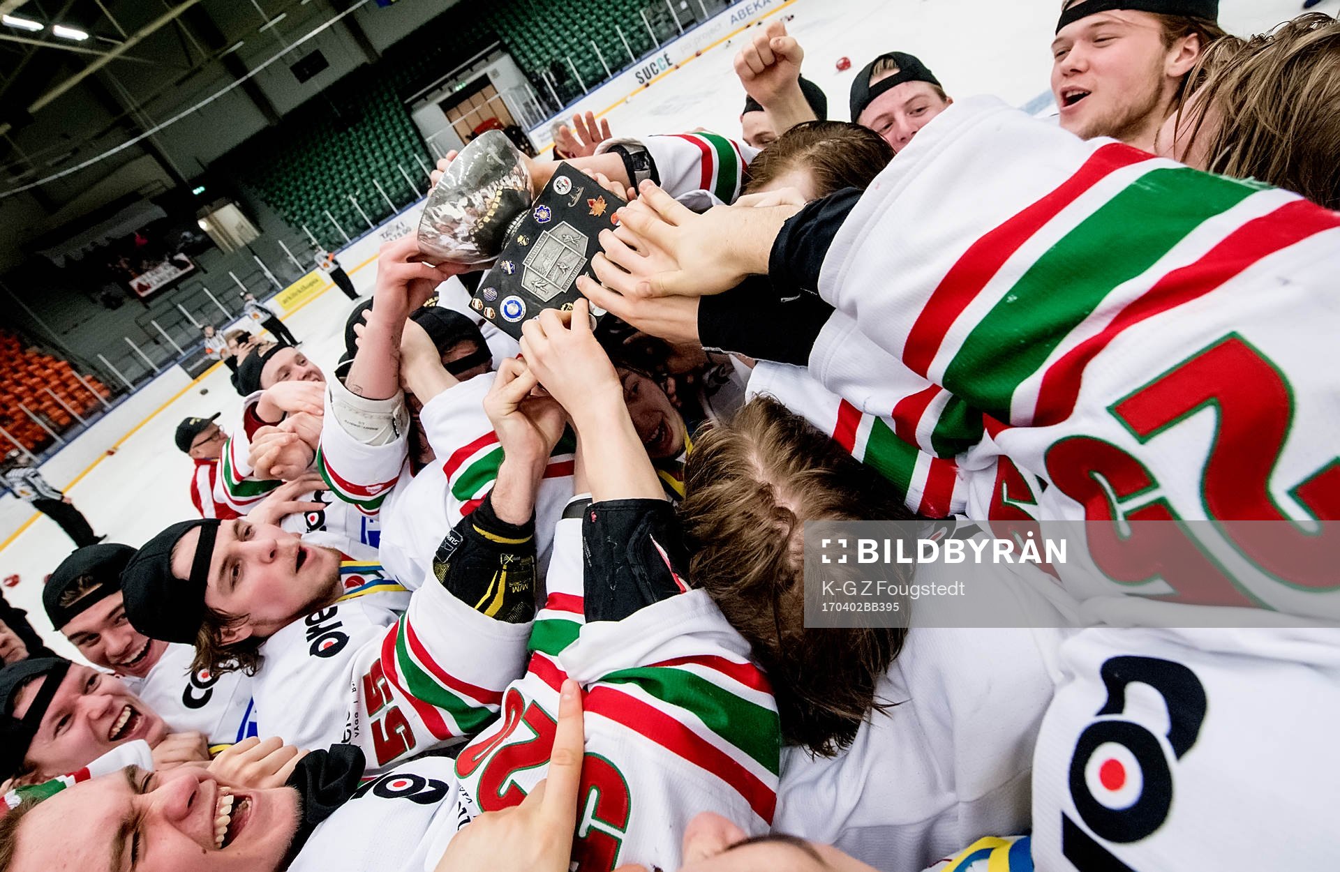 Modos spelare firar med med SM bucklan