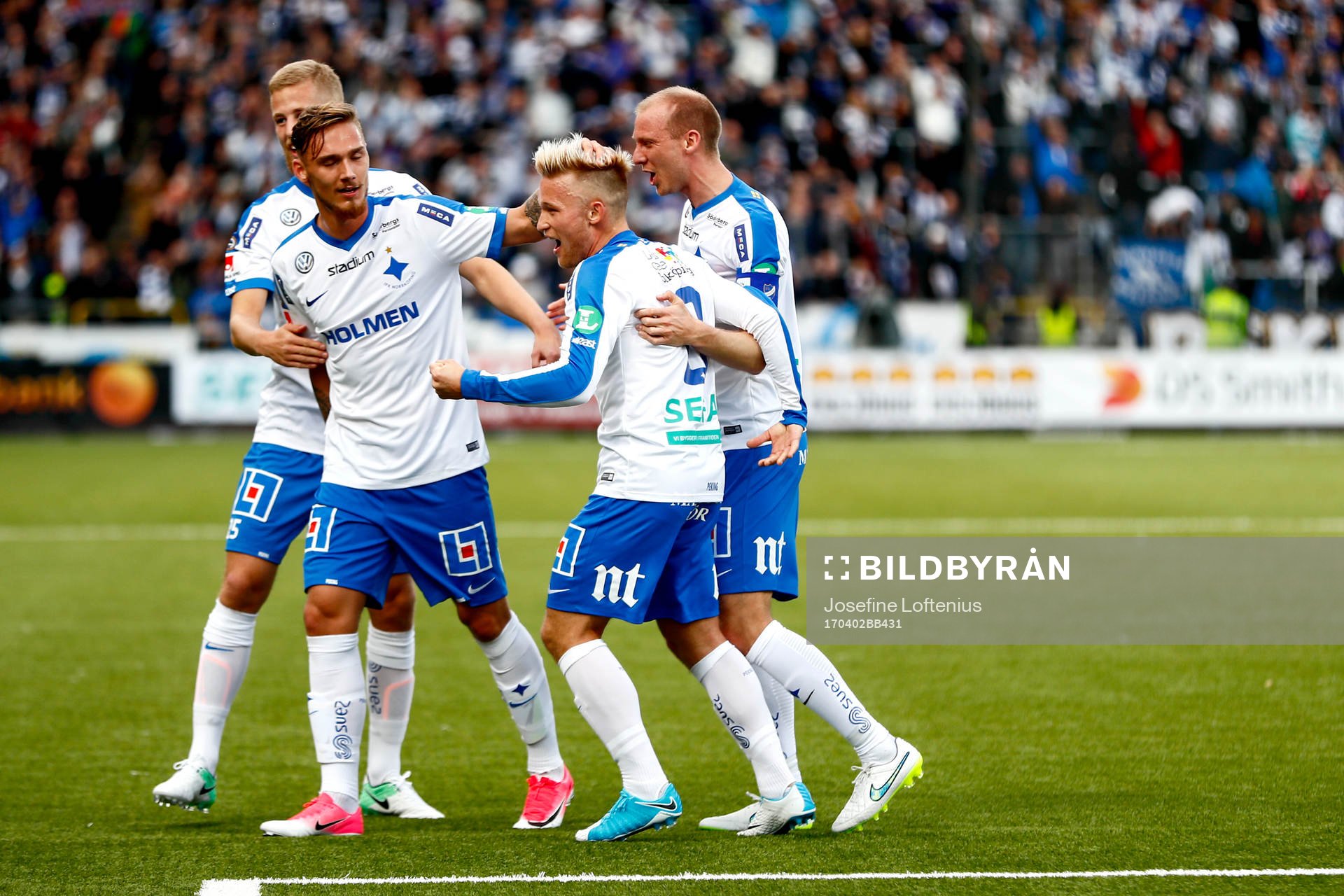 Norrköpings Nicklas Bärkroth klappas om av Mathias Florén