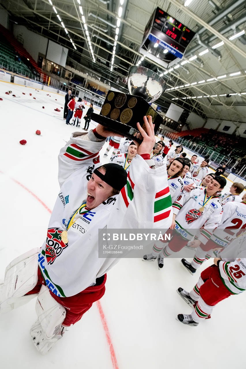 Modos Isak Wallin höjer SM pokalen