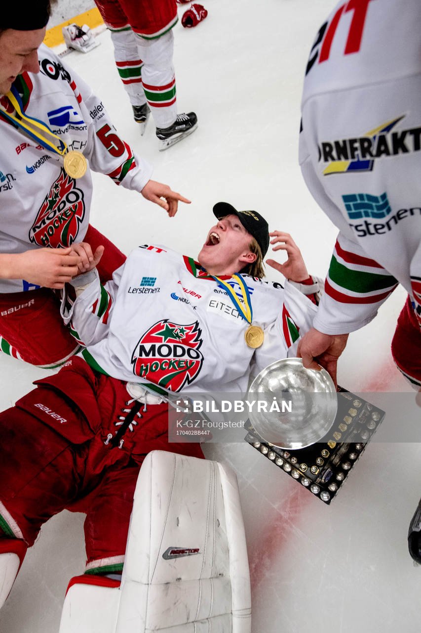 Modos målvakt Isak Wallin kramas om av Victor Berglund med