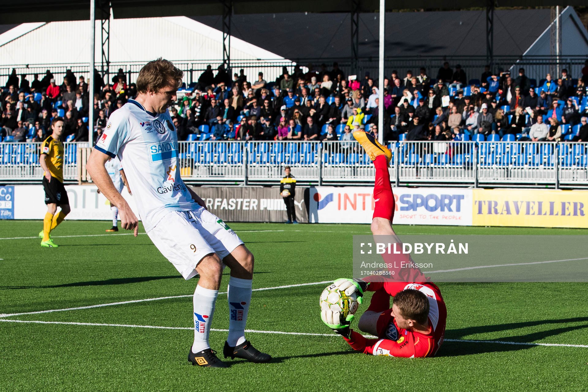 Frejs målvakt Ruben Åhman räddar en målchans från