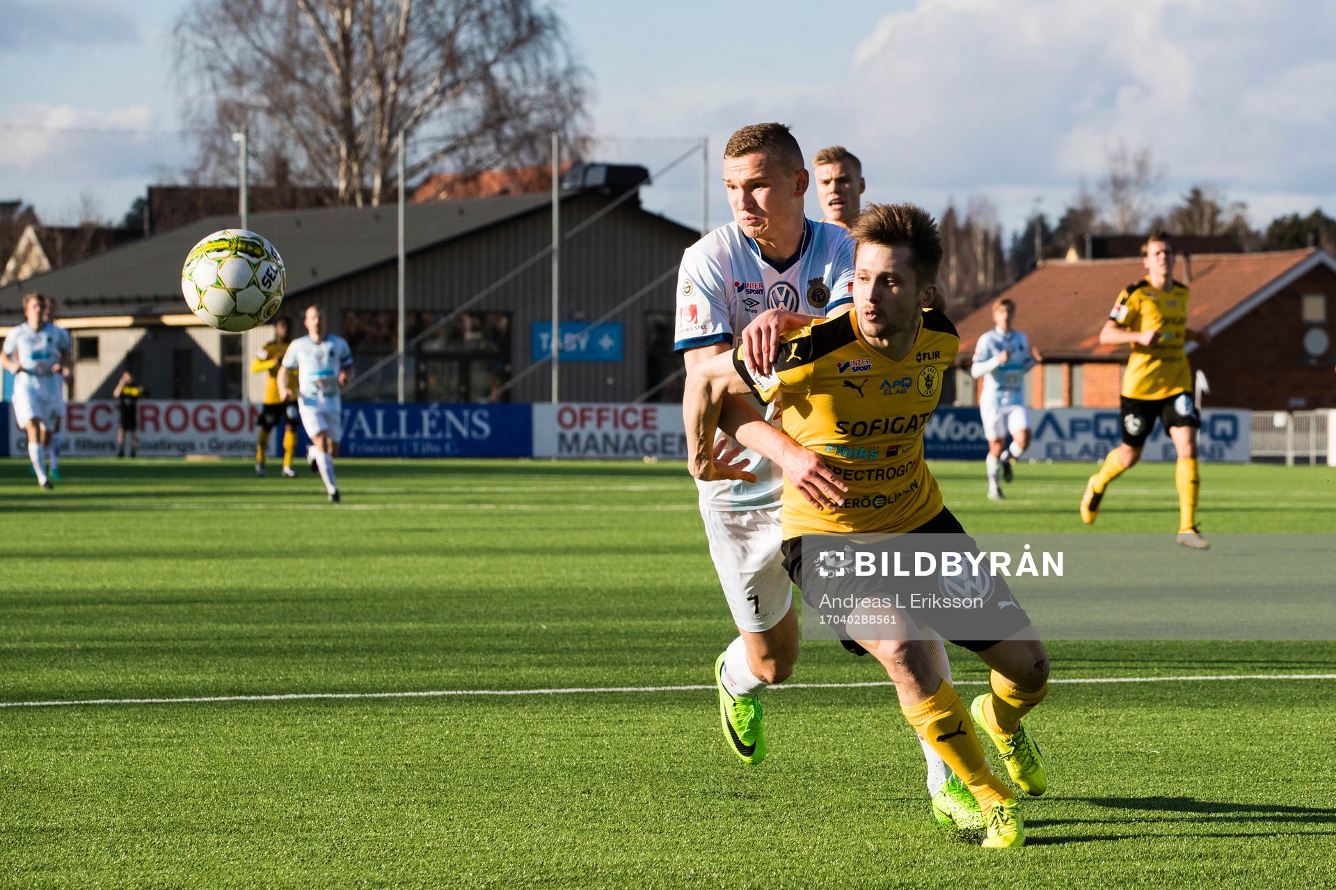 Gefles Piotr Johansson i kamp om bollen med Frejs Adam