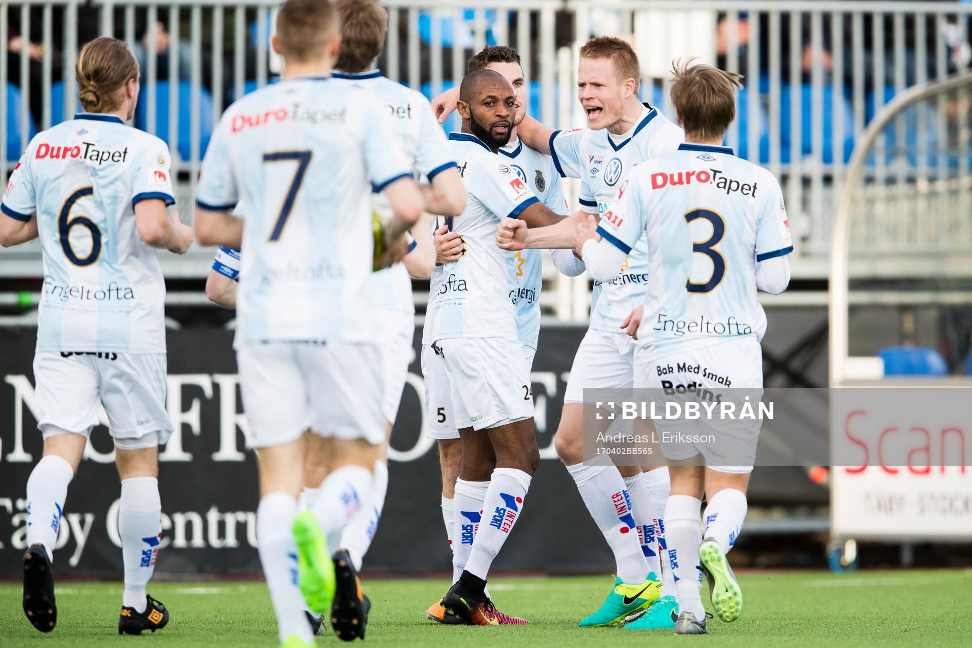 Gefles René Makondele Muzola jublar tillsammans med Martin Rauschenberg Brorsen efter att ha kvitterat till 1-1under fotbollsmatchen i Superettan mellan Frej och Gefle den 2 april 2017 i Stockholm.
