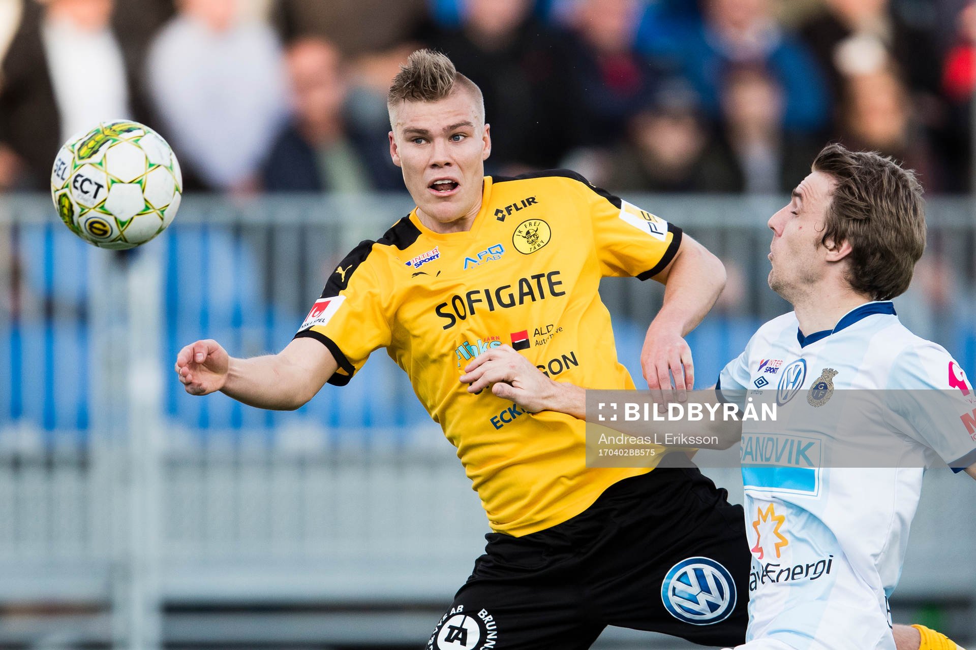 Frejs Martin Falkeborn i en nickduell med Gefles Johan Oremo