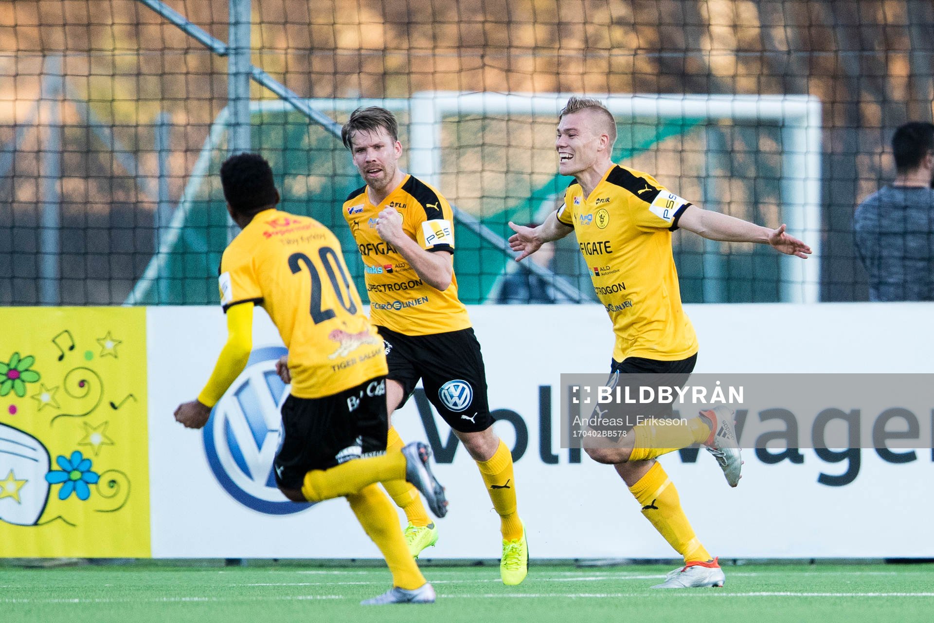 Frejs Joakim Runnemo och Martin Falkeborn jublar efter att Falkeborn kvitterat till 2-2 under fotbollsmatchen i Superettan mellan Frej och Gefle den 2 april 2017 i Stockholm.