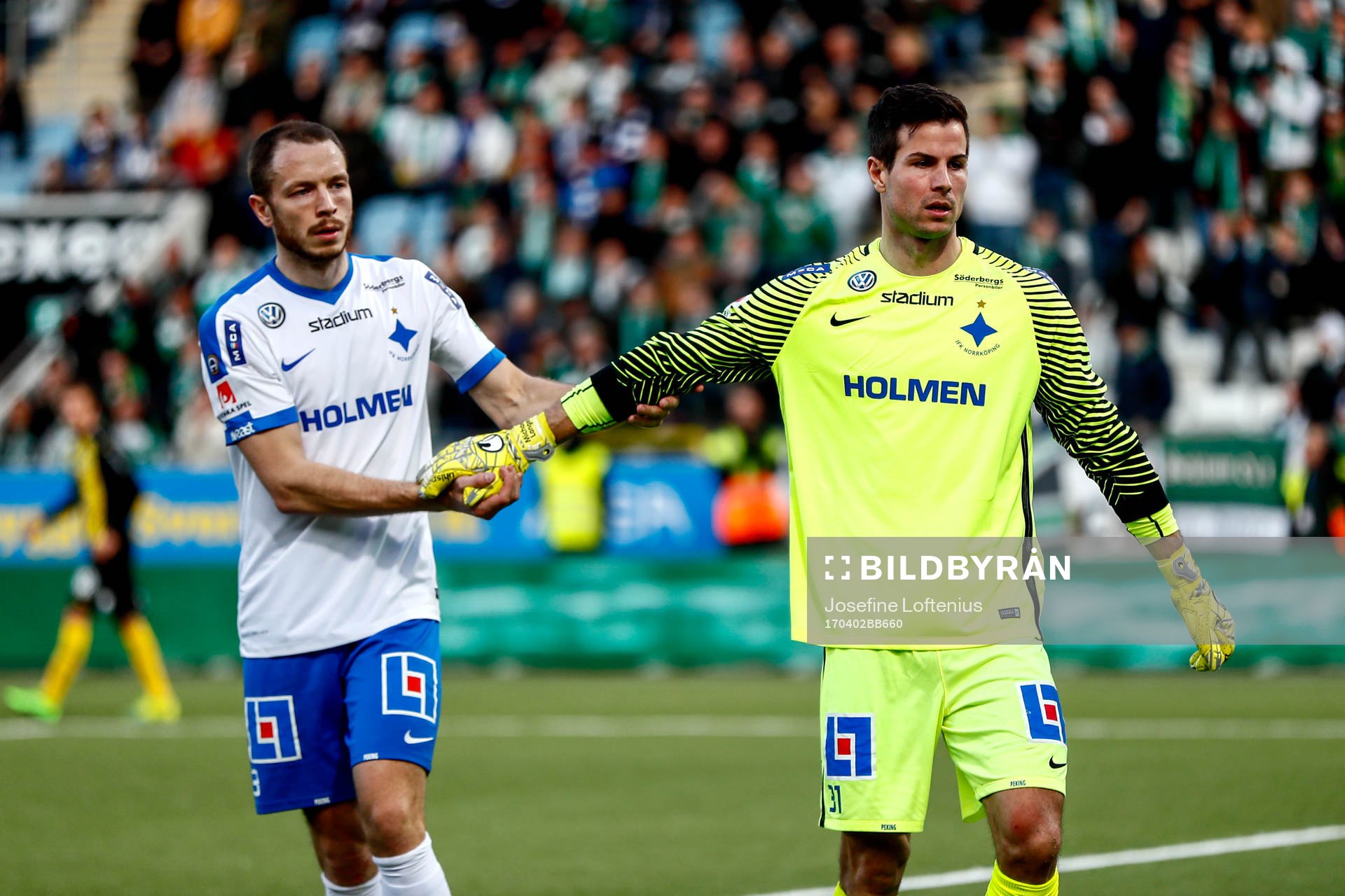 Norrköpings Jon Gudni Fjoluson klappar om målvakt Michael