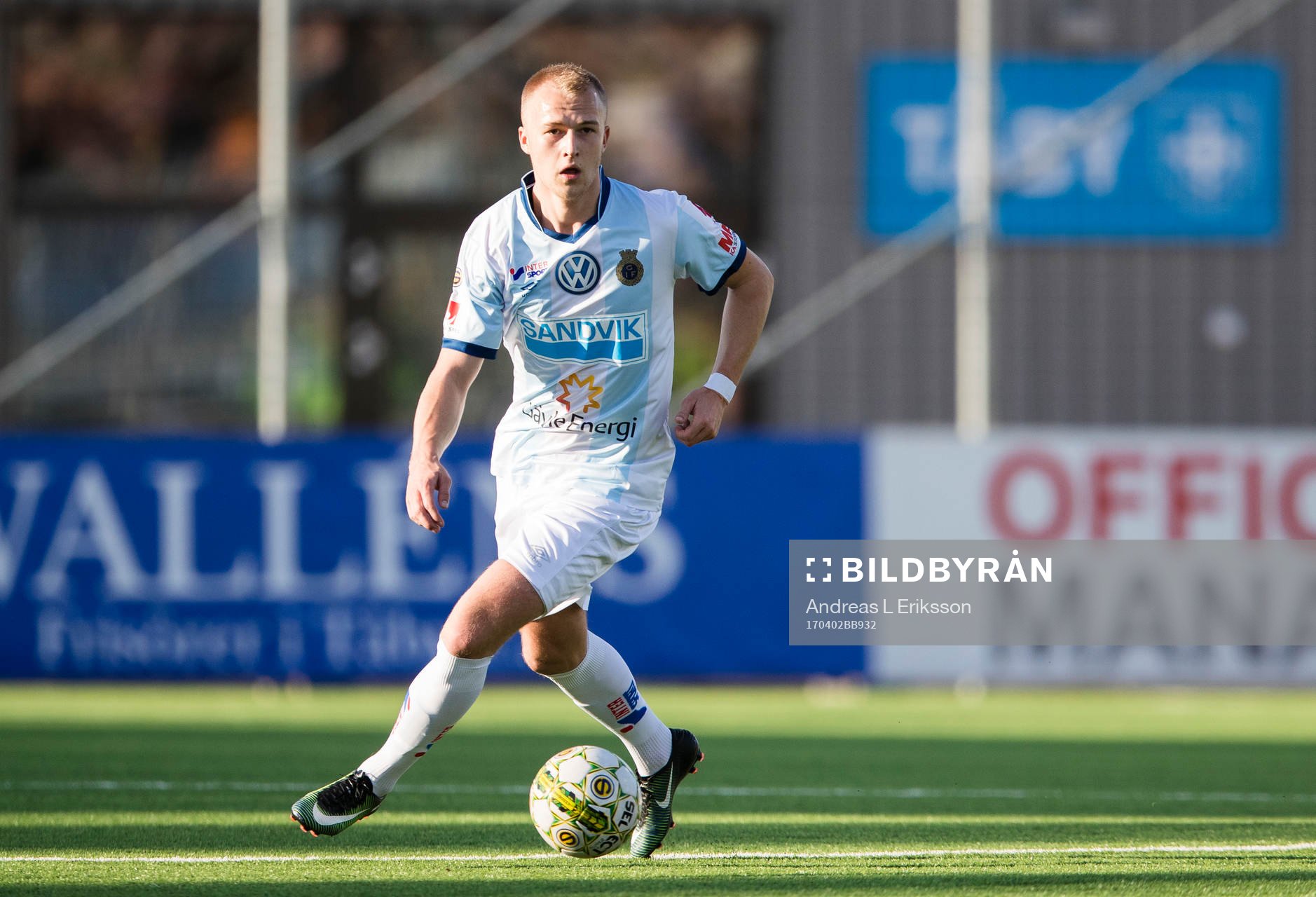 Gefles Christian Ljungberg med bollen