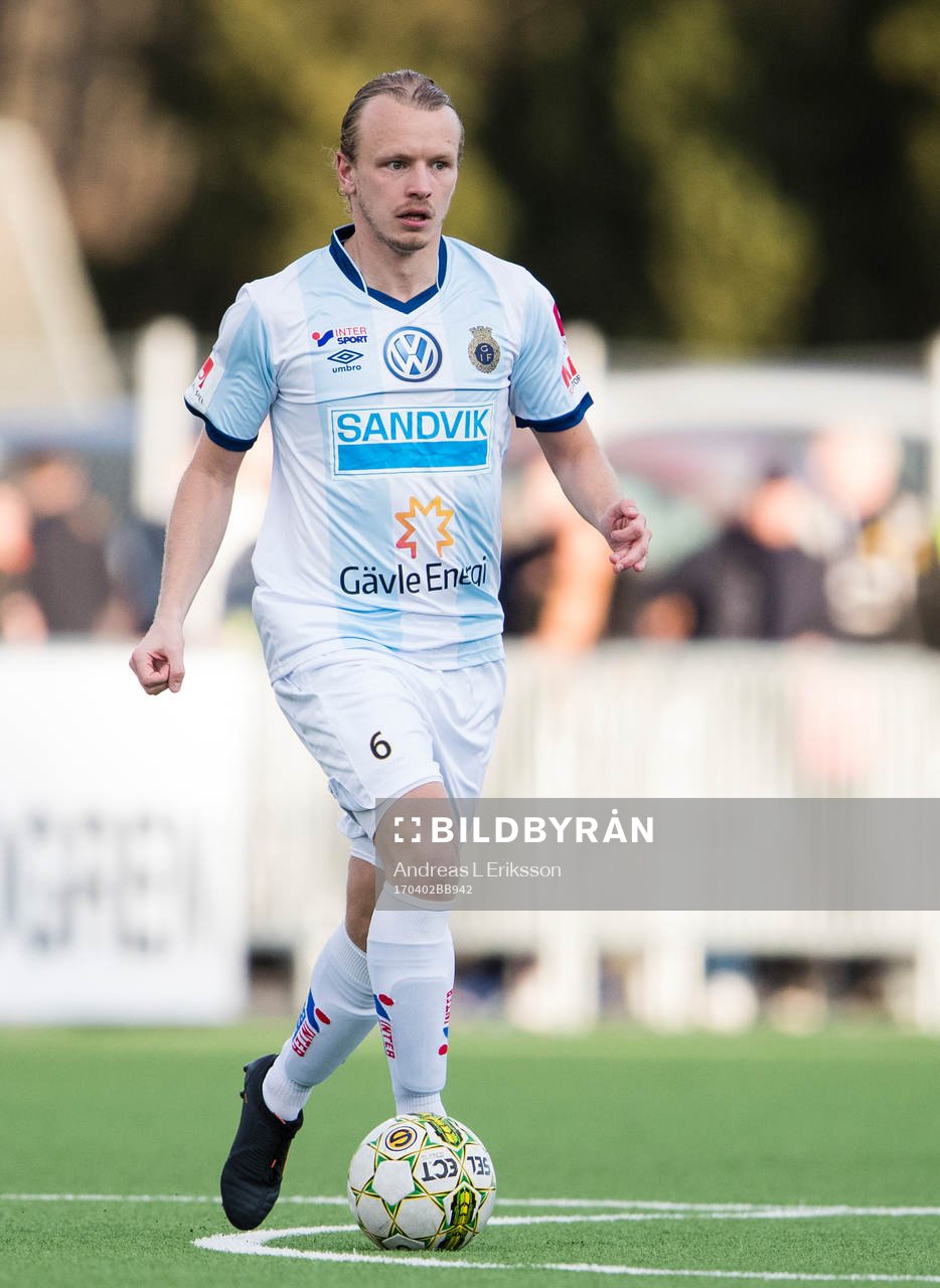 Gefles Jesper Florén med bollen