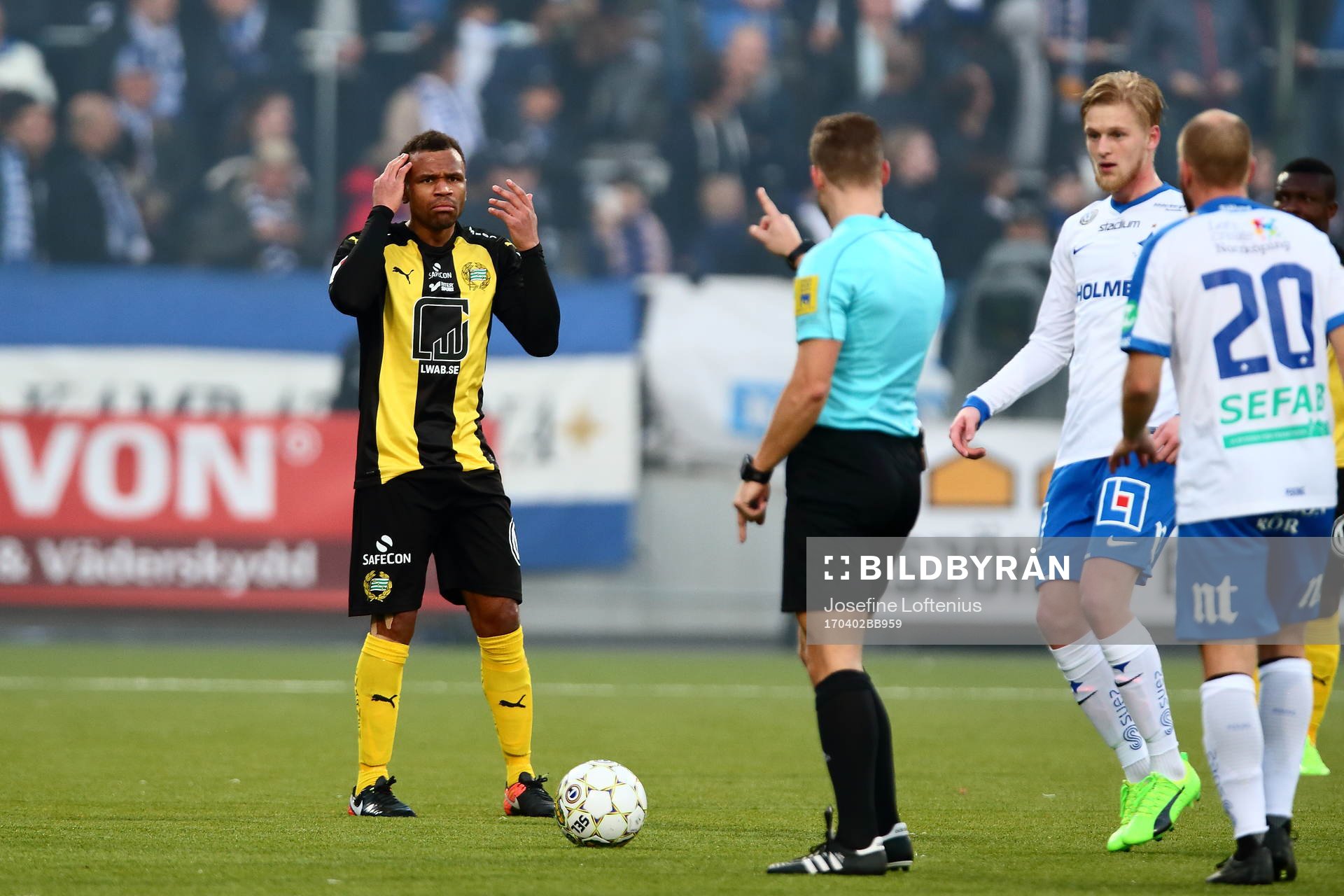 Hammarbys Joseph Aidoo interagerar med domaren