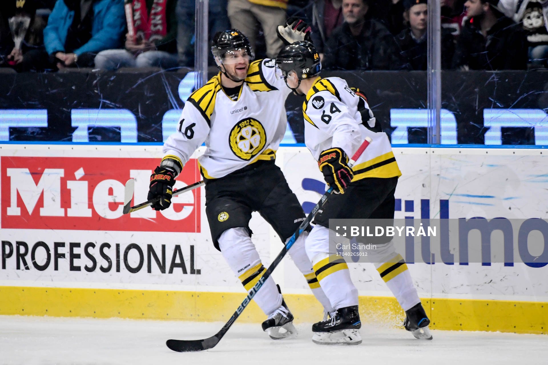 Brynäs Daniel Paille och Jonathan Pudas jublar