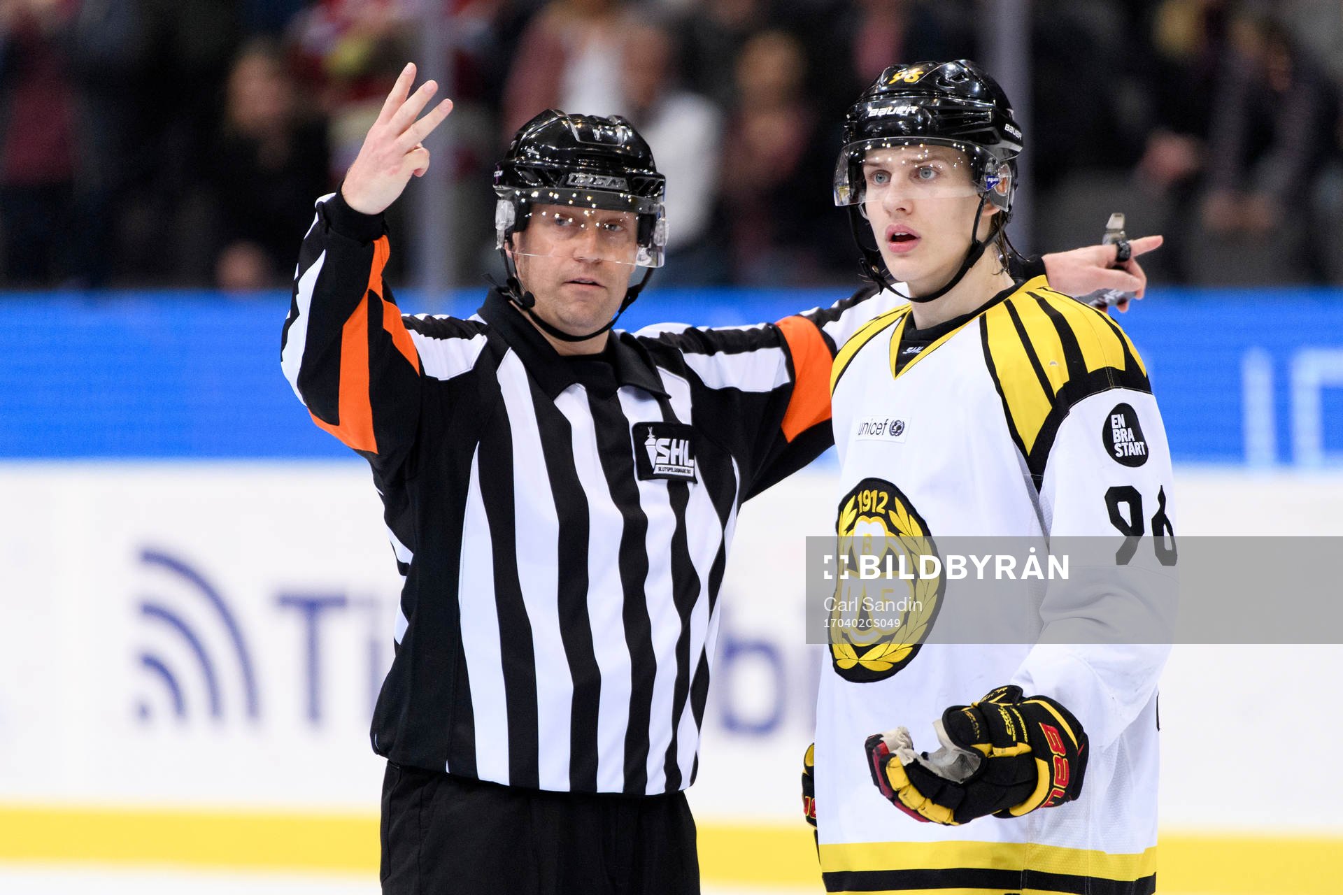 Domare Sören Persson tecknar för tre spelare på isen