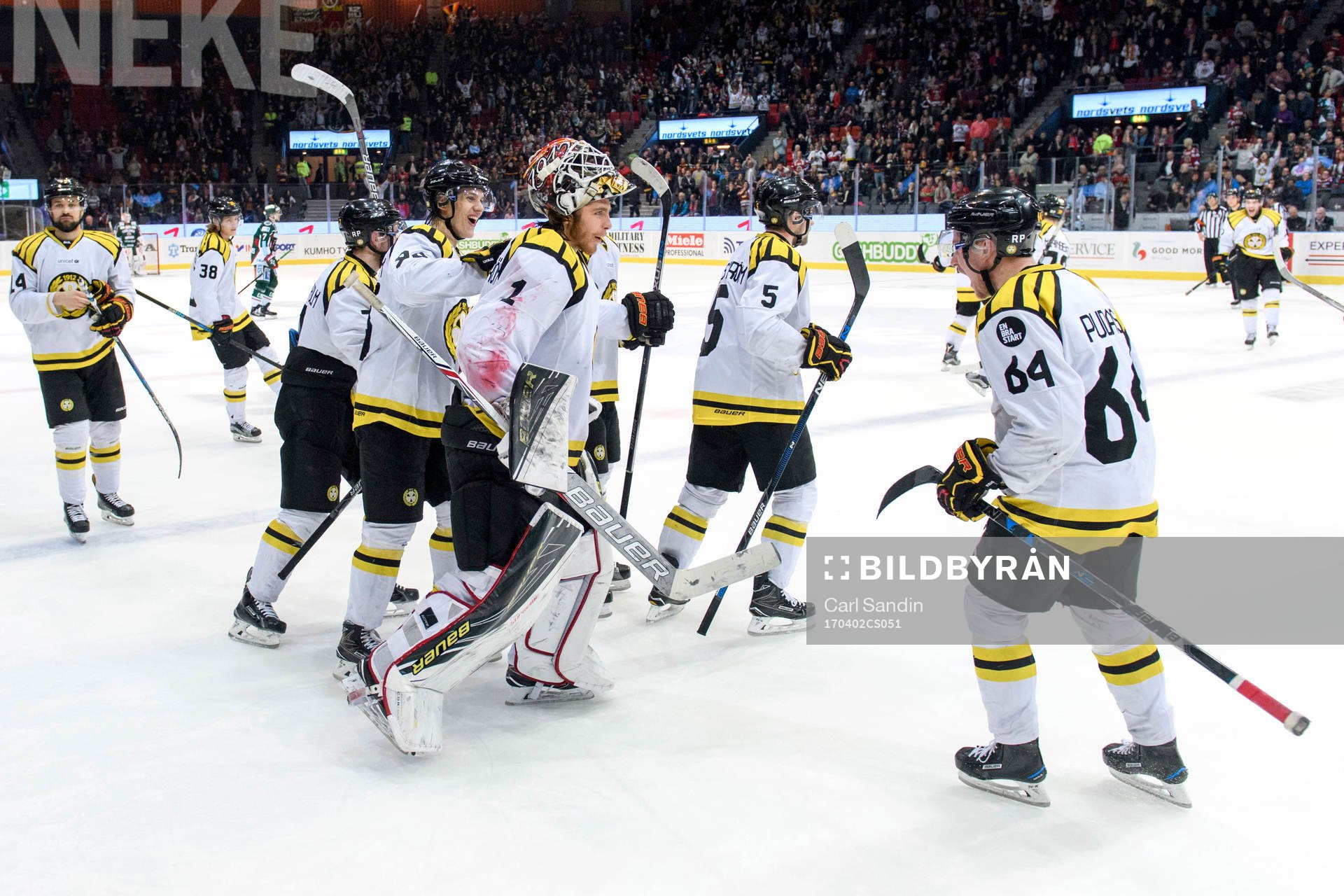 Brynäs målvakt Felix Sandström jublar med laget