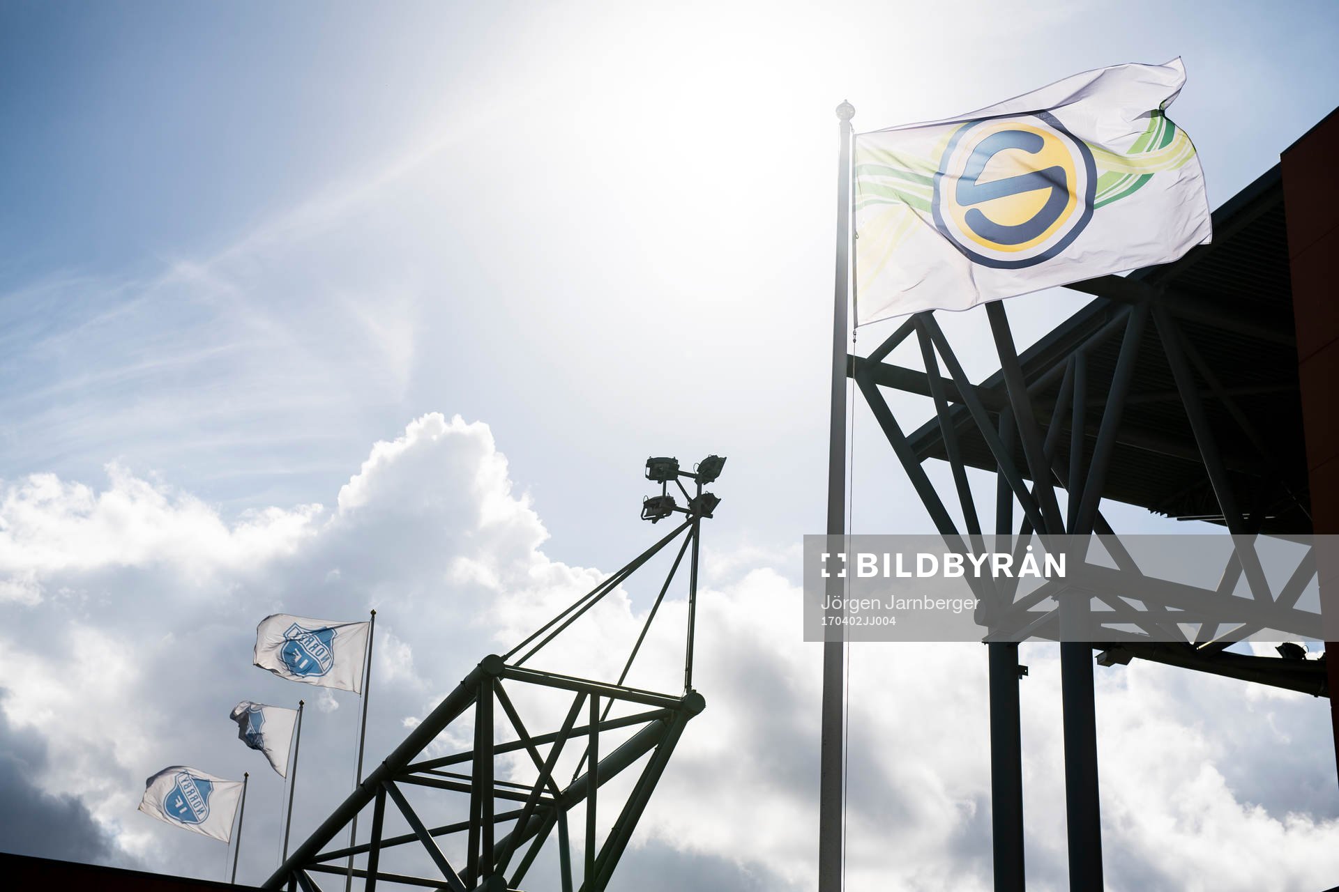 Superettans och Norrbys flaggor utanför Borås arena innan