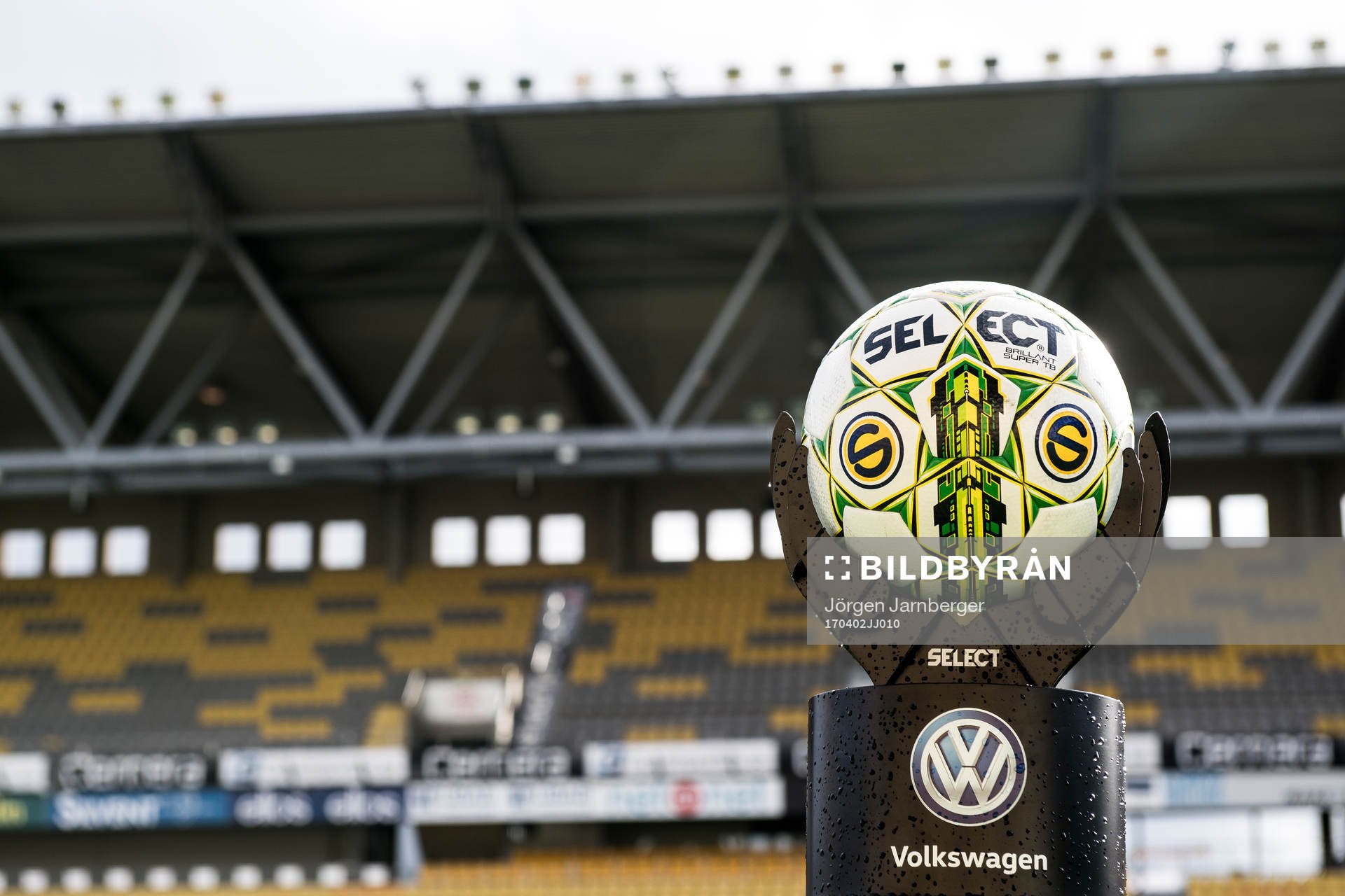 Superettans matchboll innan fotbollsmatchen i Superettan