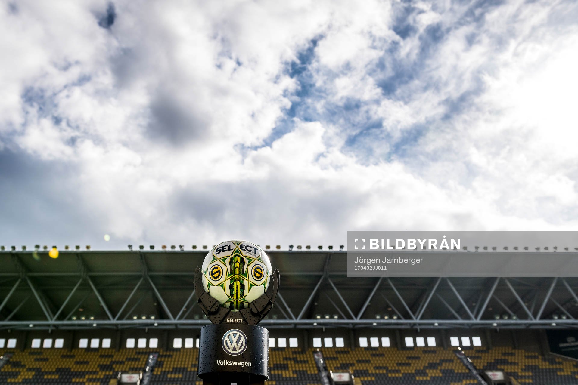 Superettans matchboll innan fotbollsmatchen i Superettan