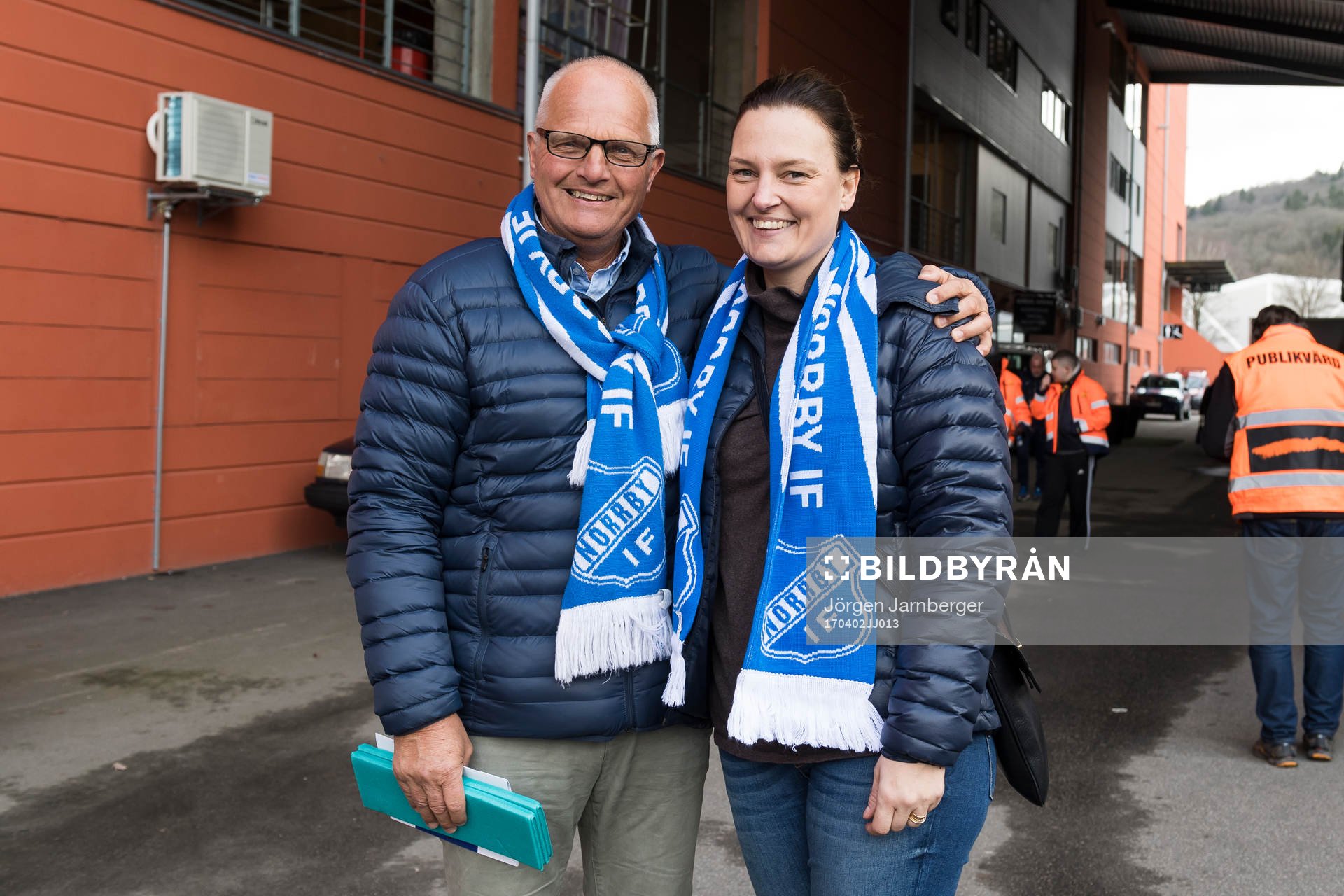 Glada Norrby supportrar innan fotbollsmatchen i Superettan