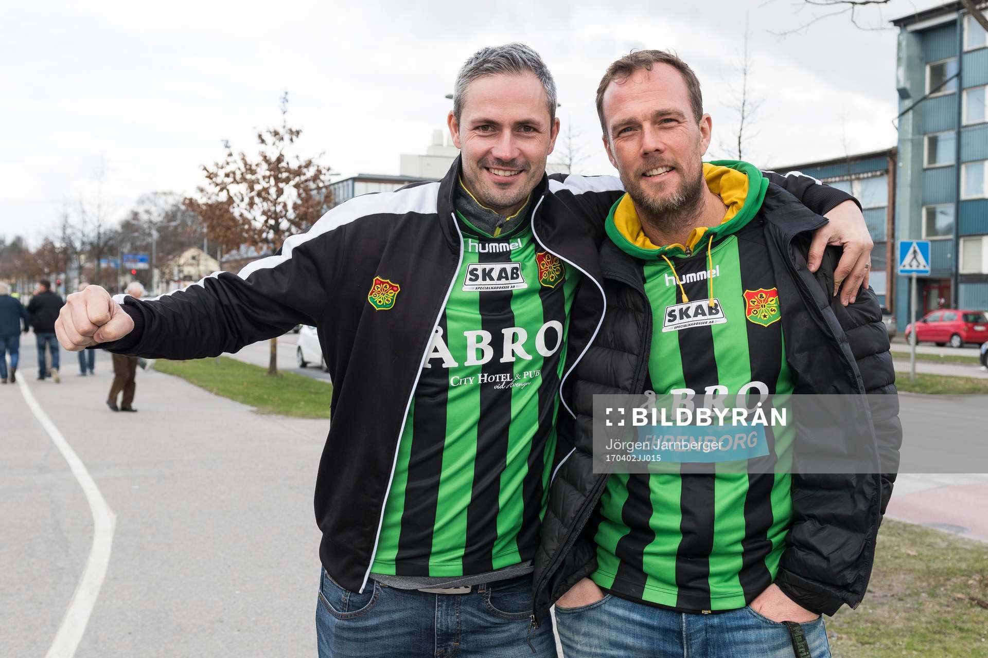 Glada GAIS supportrar innan fotbollsmatchen i Superettan