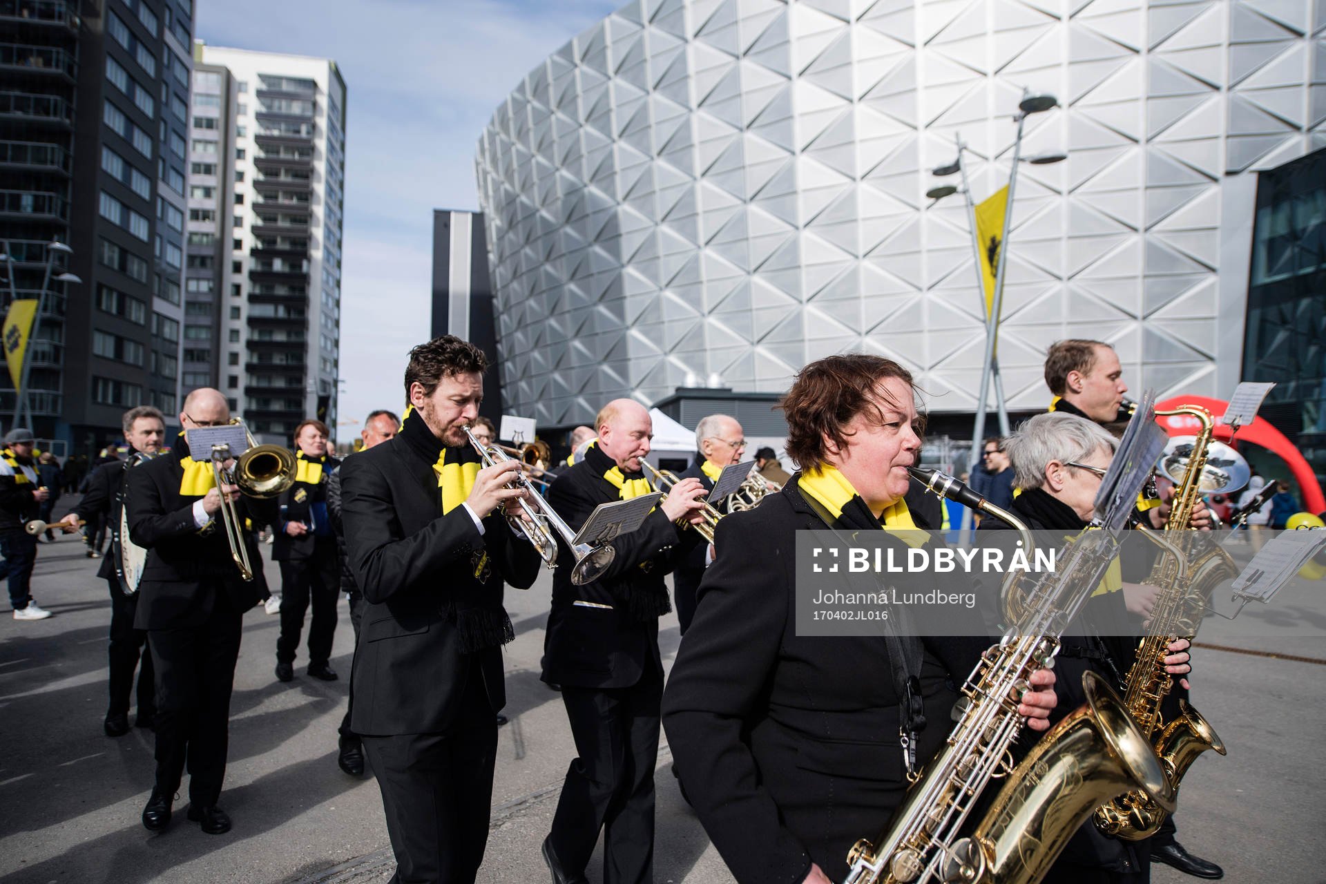 En orkester utanför friends arena inför fotbollsmatchen i Allsvenskan mellan AIK och Häcken den 2 april 2017 i Stockholm.