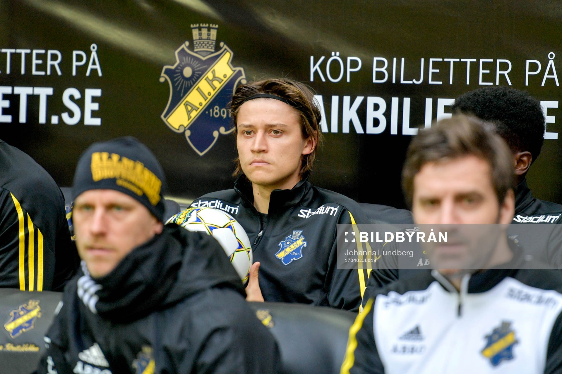s Simon Thern börjar på bänken
