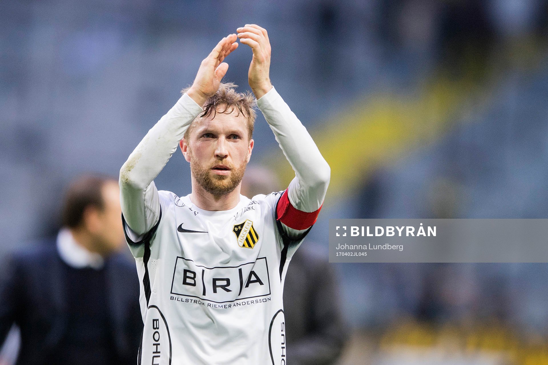 Häckens Rasmus Lindgren tackar publiken efter fotbollsmatchen i Allsvenskan mellan AIK och Häcken den 2 april 2017 i Stockholm.