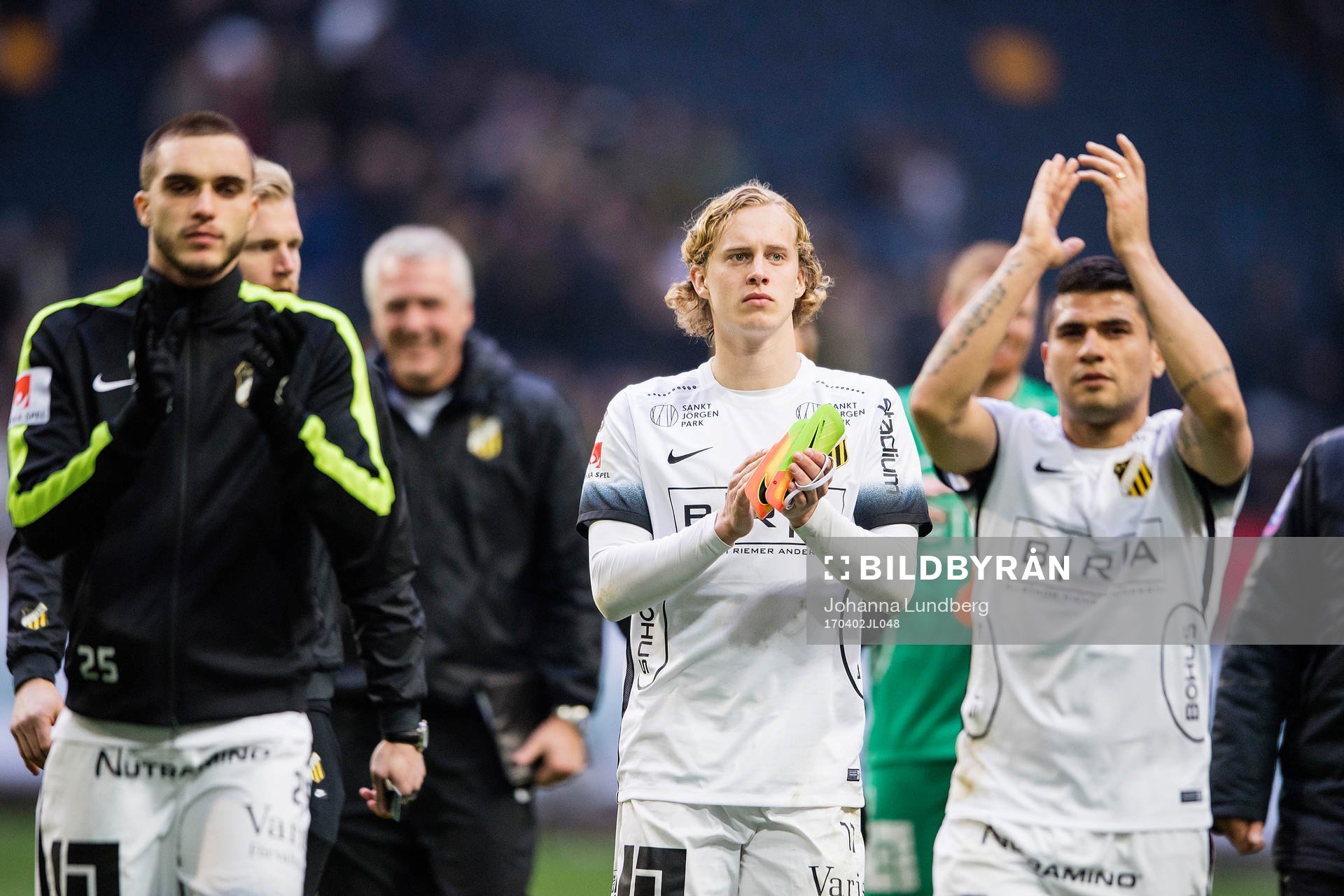 Häckens Gustav Berggren och Paulinho tackar publiken efter fotbollsmatchen i Allsvenskan mellan AIK och Häcken den 2 april 2017 i Stockholm.
