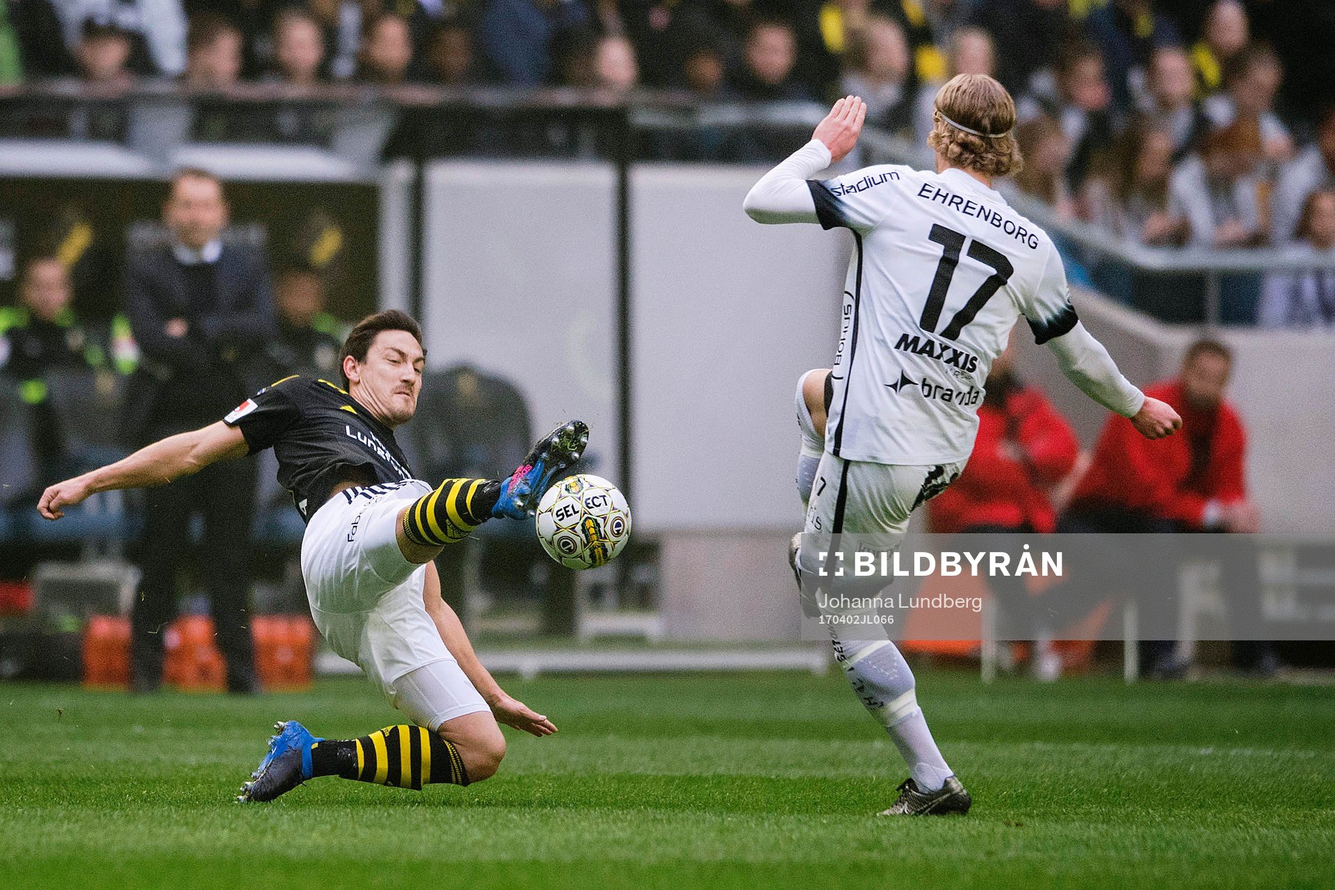 s Stefan Ishizaki stoppar en pass från Häckens Gustav