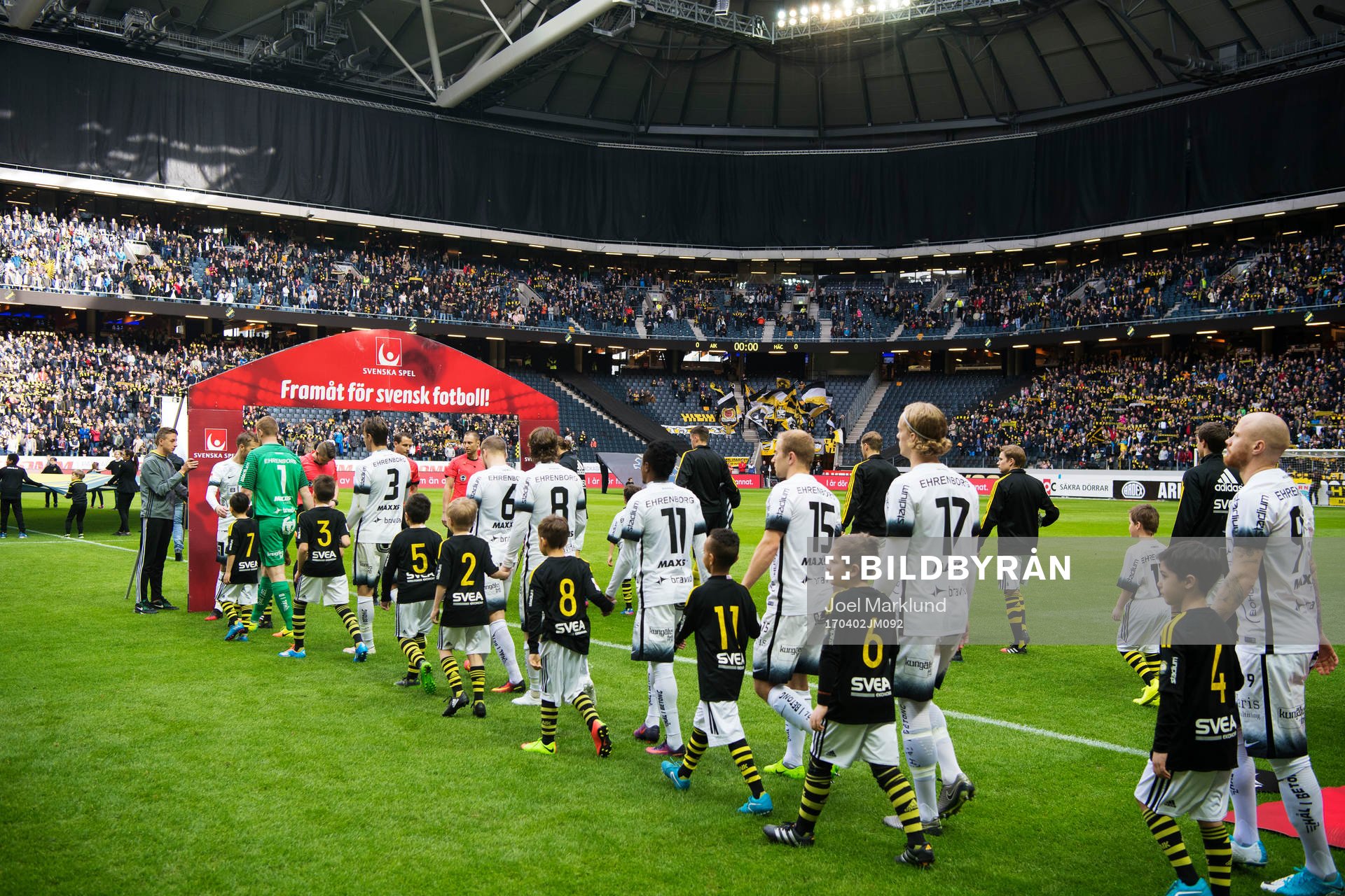 En passage för Svenska Spel när spelarna gör entré till