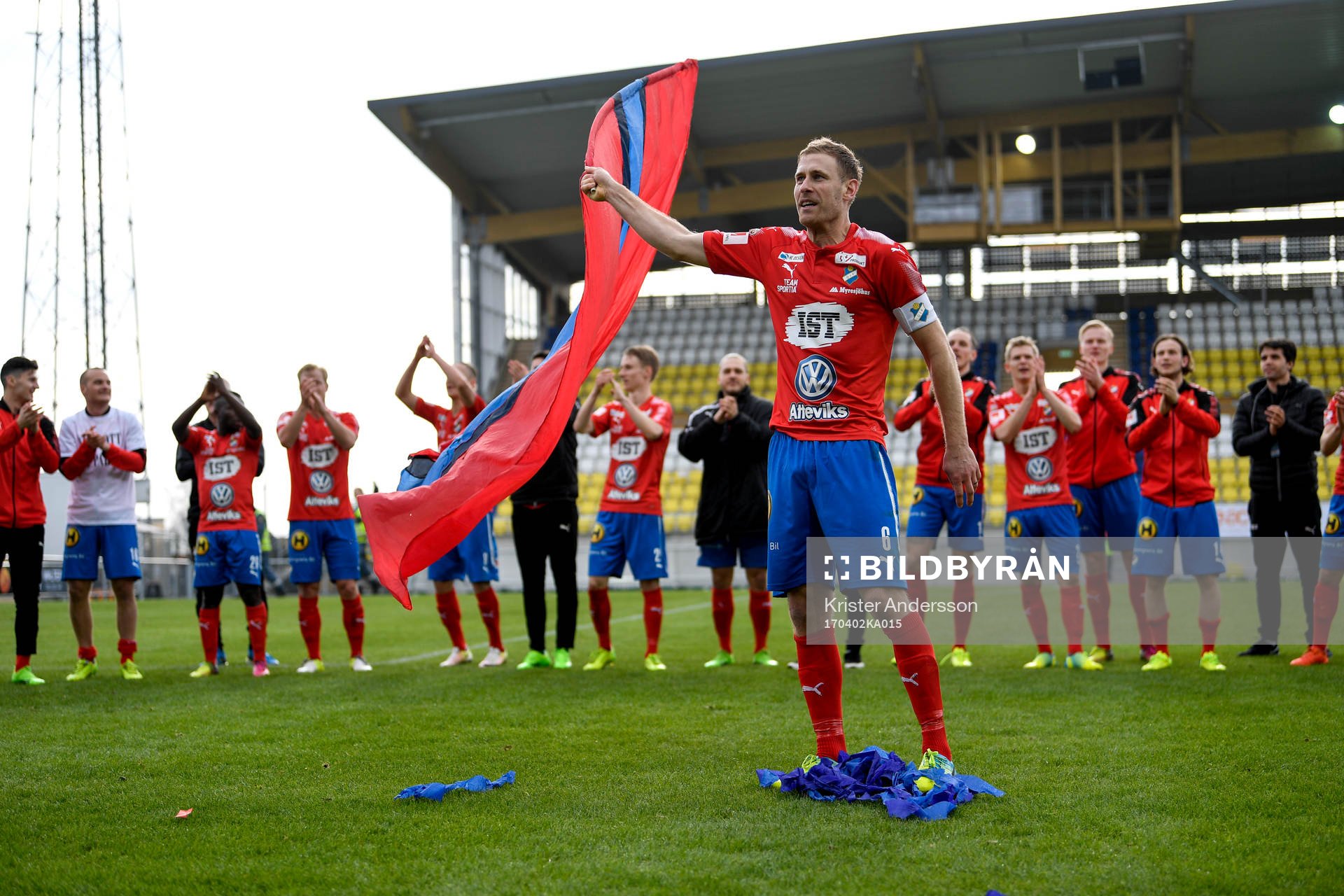 Östers Mario Vasilj jublar med lagkamrater