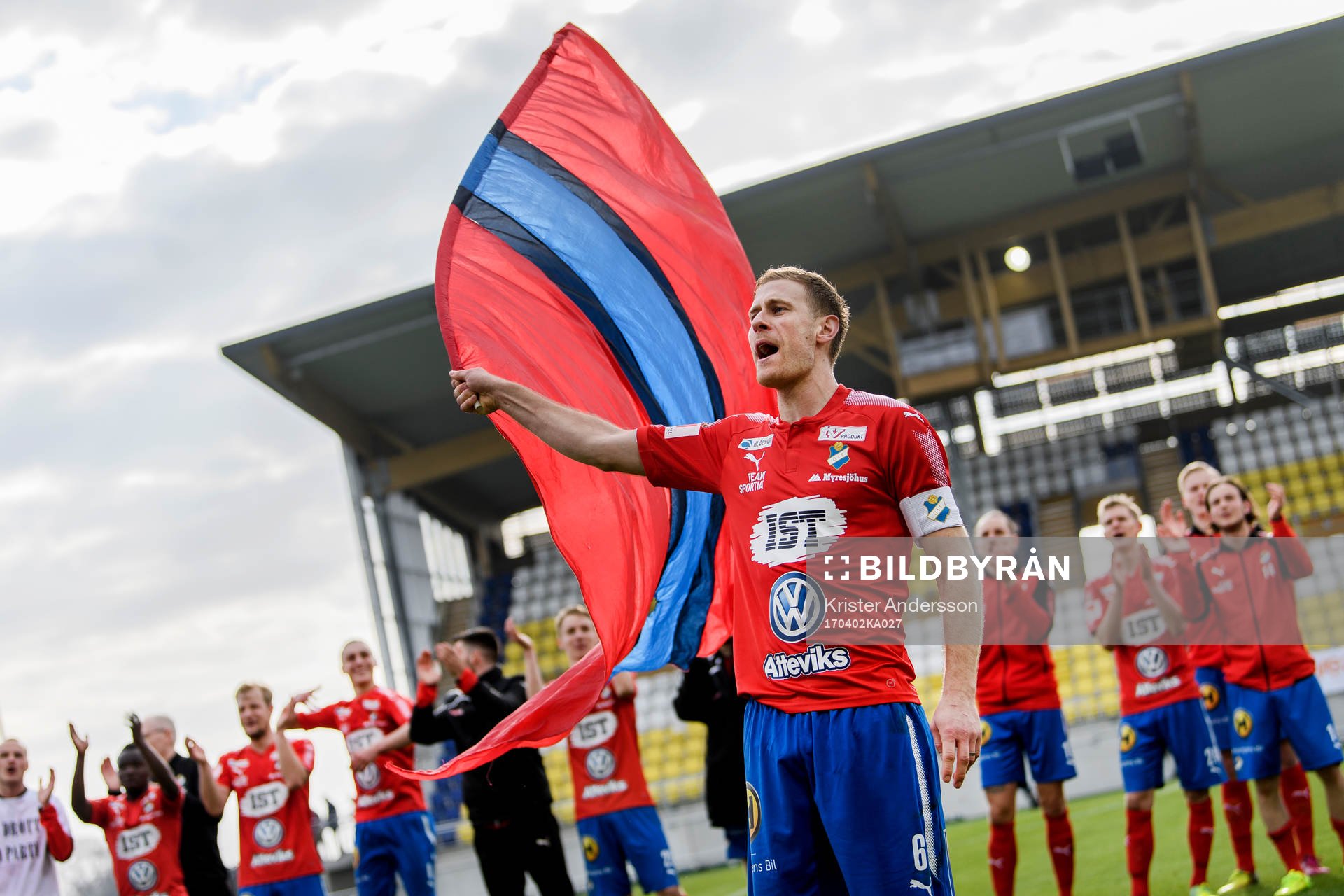 Östers Mario Vasilj jublar efter fotbollsmatchen i Superettan mellan Falkenberg och Öster den 2 april 2017 i Falkenberg.