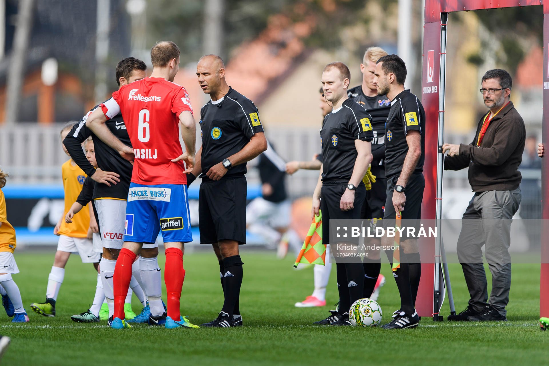 Domare Robert Daradic före fotbollsmatchen i Superettan