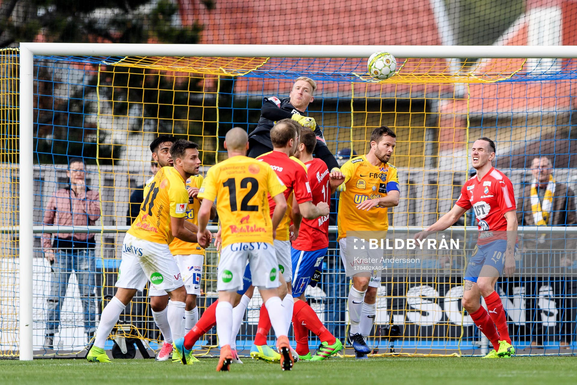 Falkenbergs målvakt Hampus Nilsson boxar bort bollen