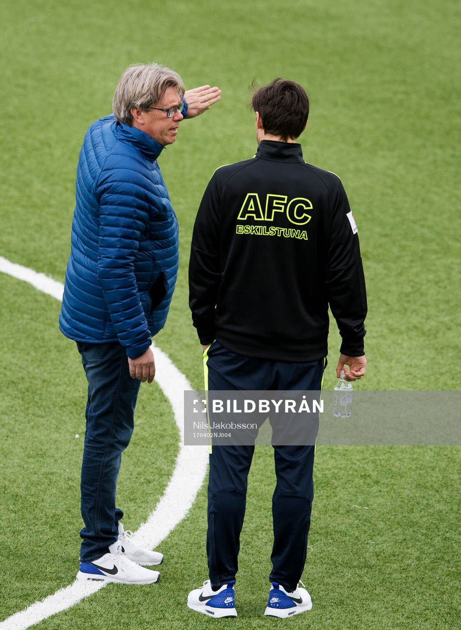 AFC Eskilstunas tränare Pelle Olsson pratar med AFC