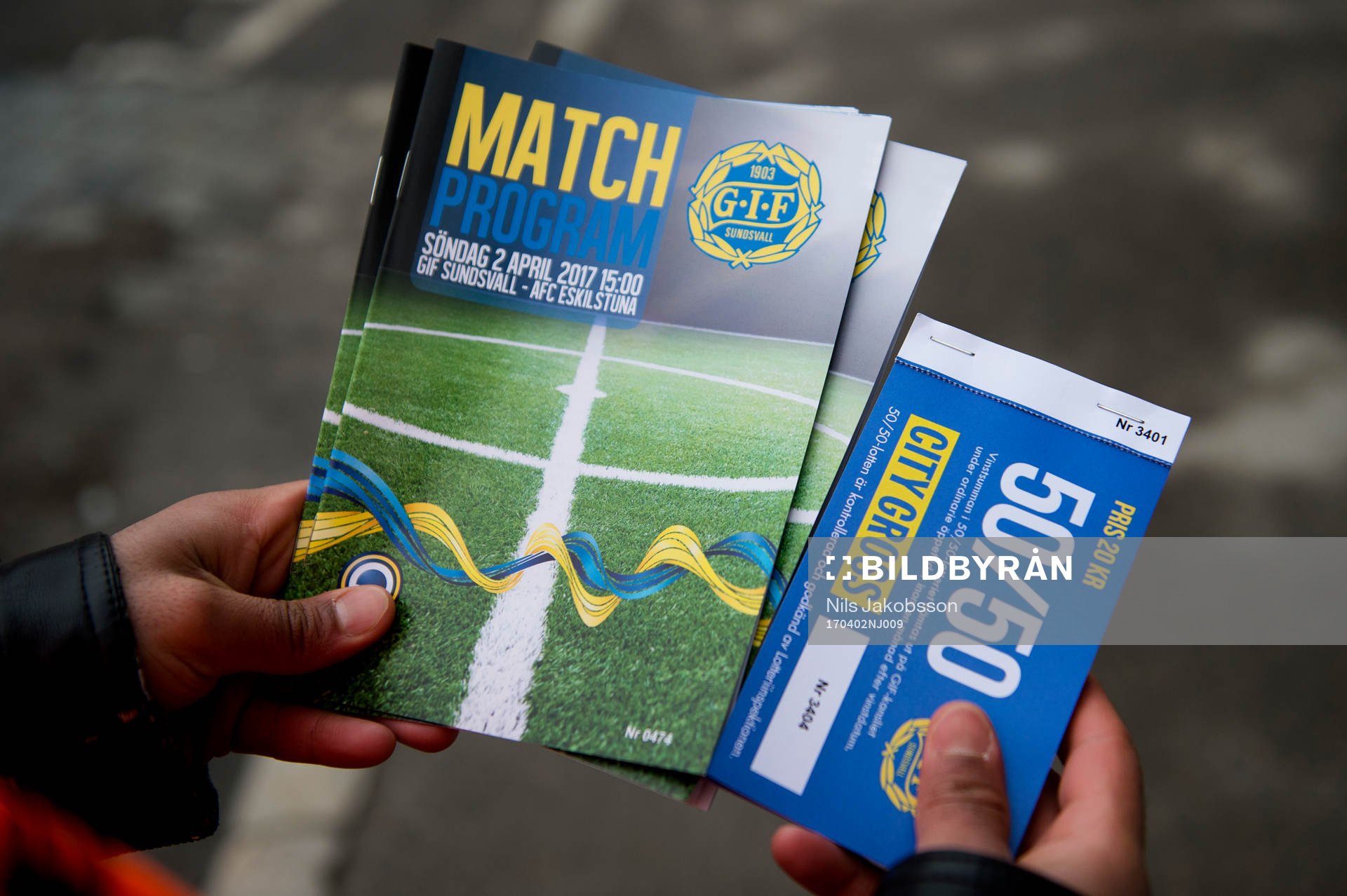Matchprogram och 50/50-lotter innan fotbollsmatchen i