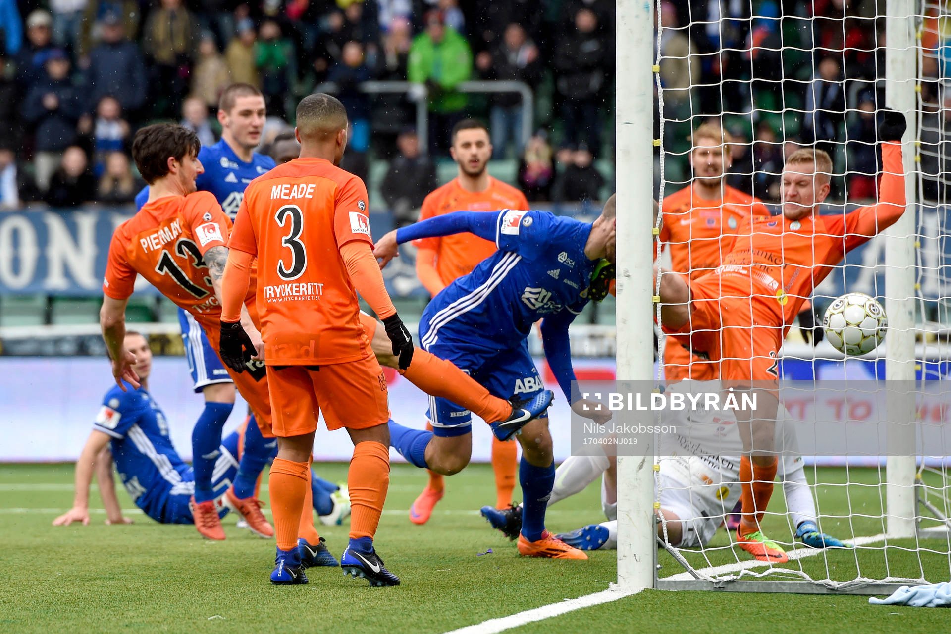 Sundsvalls Marcus Danielson gör 3-1 och får samtidigt en spark i ansiktet under fotbollsmatchen i Allsvenskan mellan GIF Sundsvall och AFC Eskilstuna den 2 april 2017 i Sundsvall.