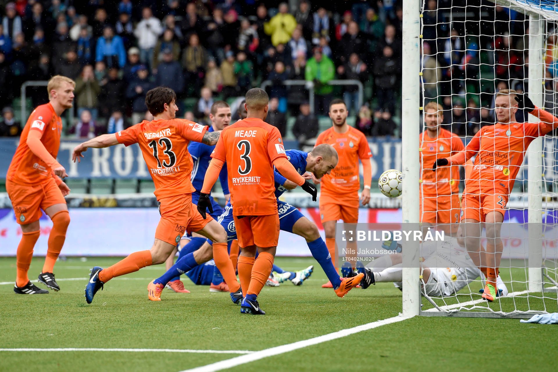 Sundsvalls Marcus Danielson gör 3-1 och får samtidigt en spark i ansiktet under fotbollsmatchen i Allsvenskan mellan GIF Sundsvall och AFC Eskilstuna den 2 april 2017 i Sundsvall.