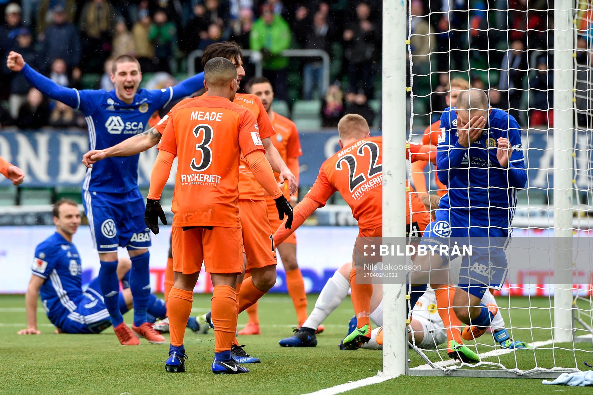 Sundsvalls Marcus Danielson gör 3-1 och får samtidigt en spark i ansiktet under fotbollsmatchen i Allsvenskan mellan GIF Sundsvall och AFC Eskilstuna den 2 april 2017 i Sundsvall.