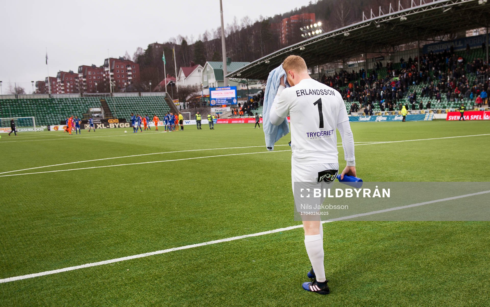 AFC Eskilstunas målvakt Tim Erlandsson deppar