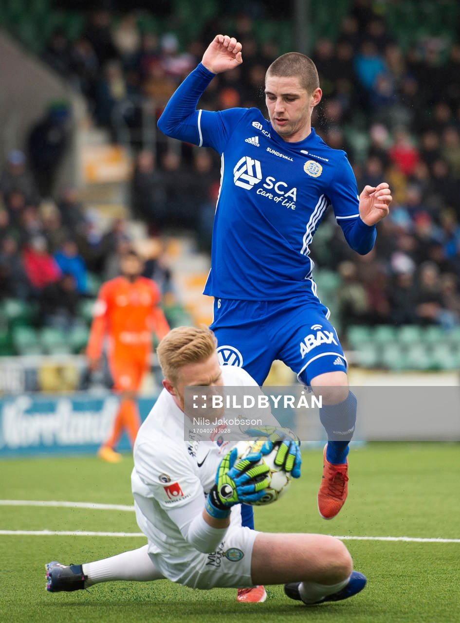 AFC Eskilstunas målvakt Tim Erlandsson och Sundsvalls