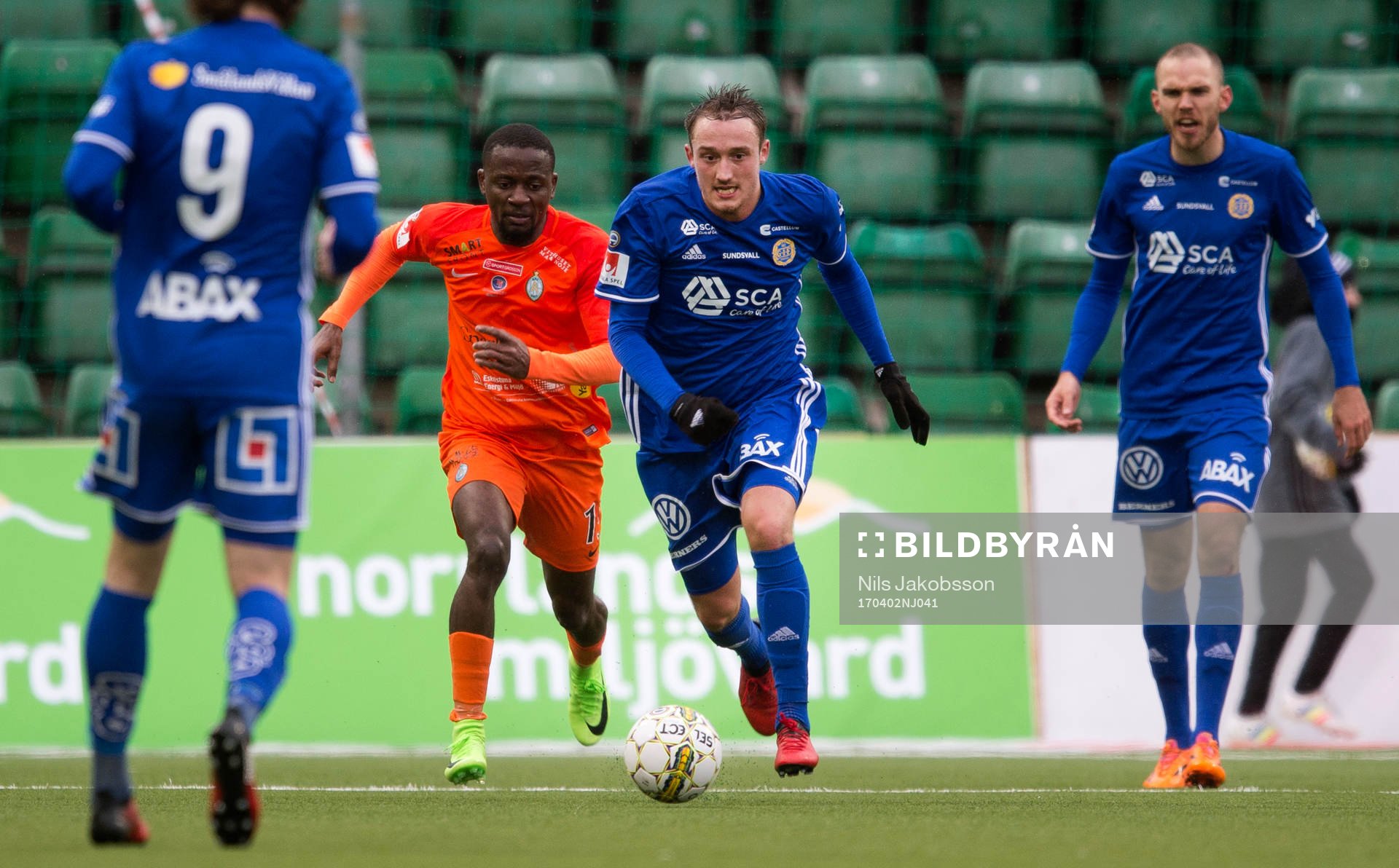 Sundsvalls Smajl Suljevic jagas av AFC Eskilstunas Buya