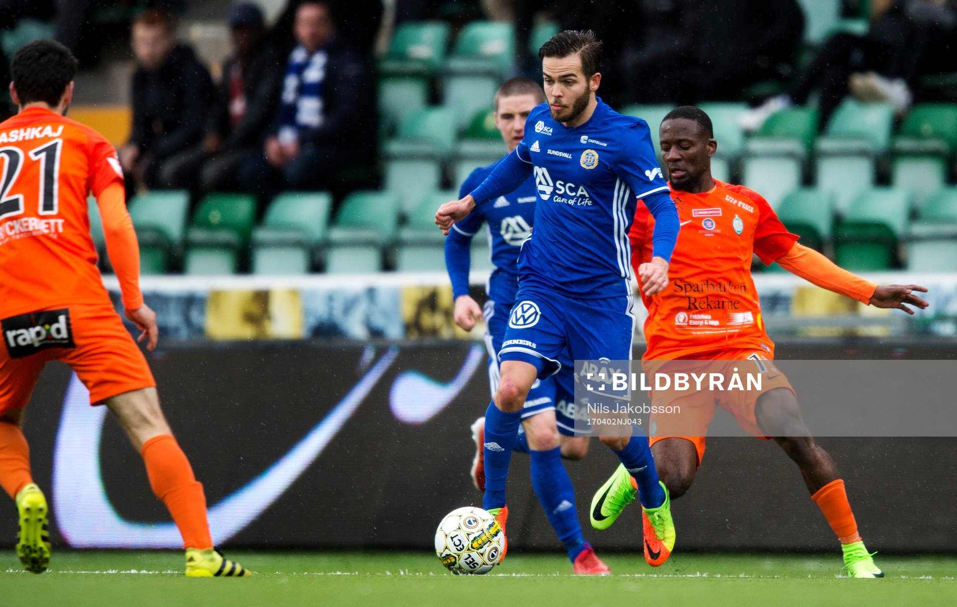 Sundsvalls Kristinn Steindorsson och AFC Eskilstunas Buya