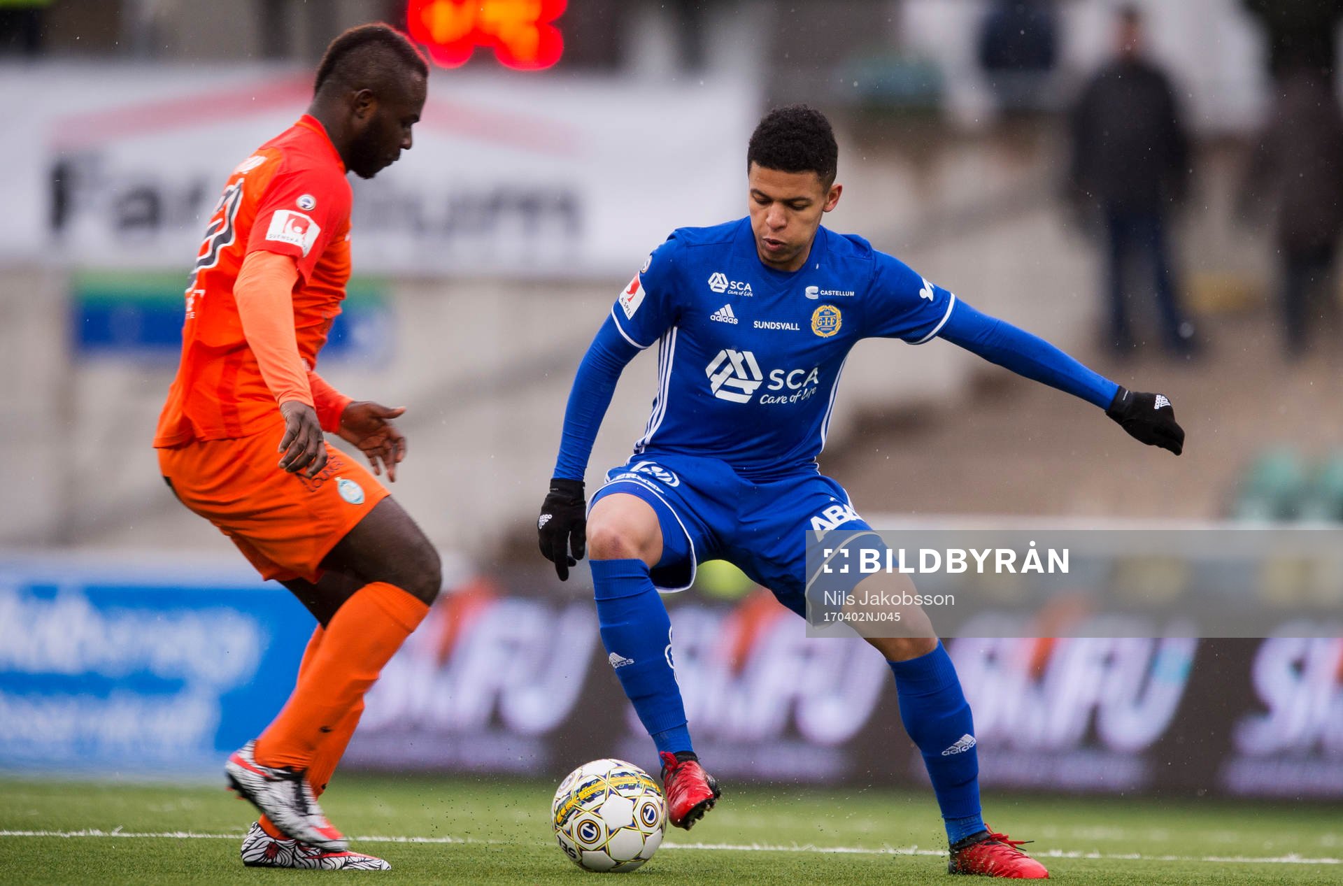 AFC Eskilstunas Emmanuel Frimpong och Sundsvalls Romain Gall