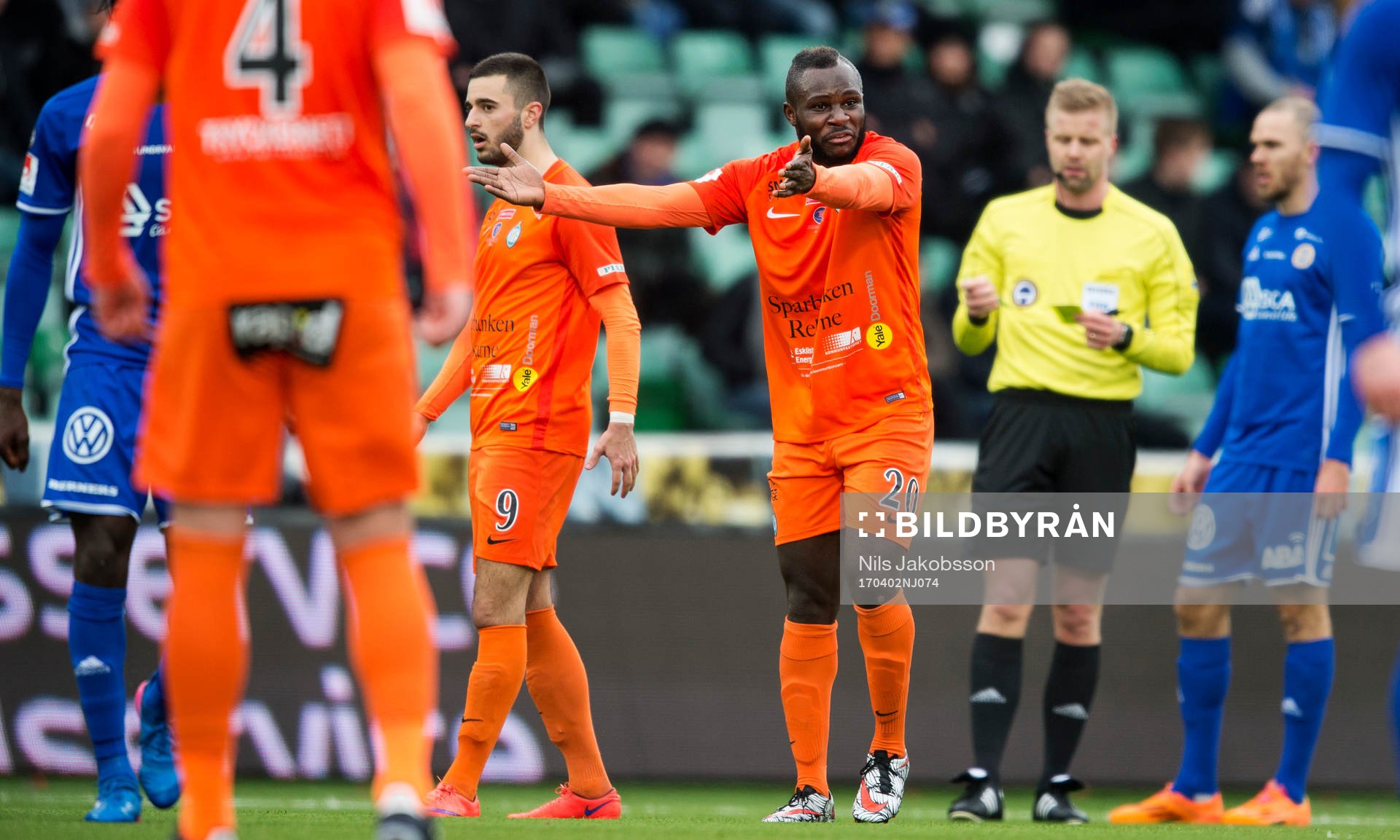 AFC Eskilstunas Emmanuel Frimpong pratar med sina
