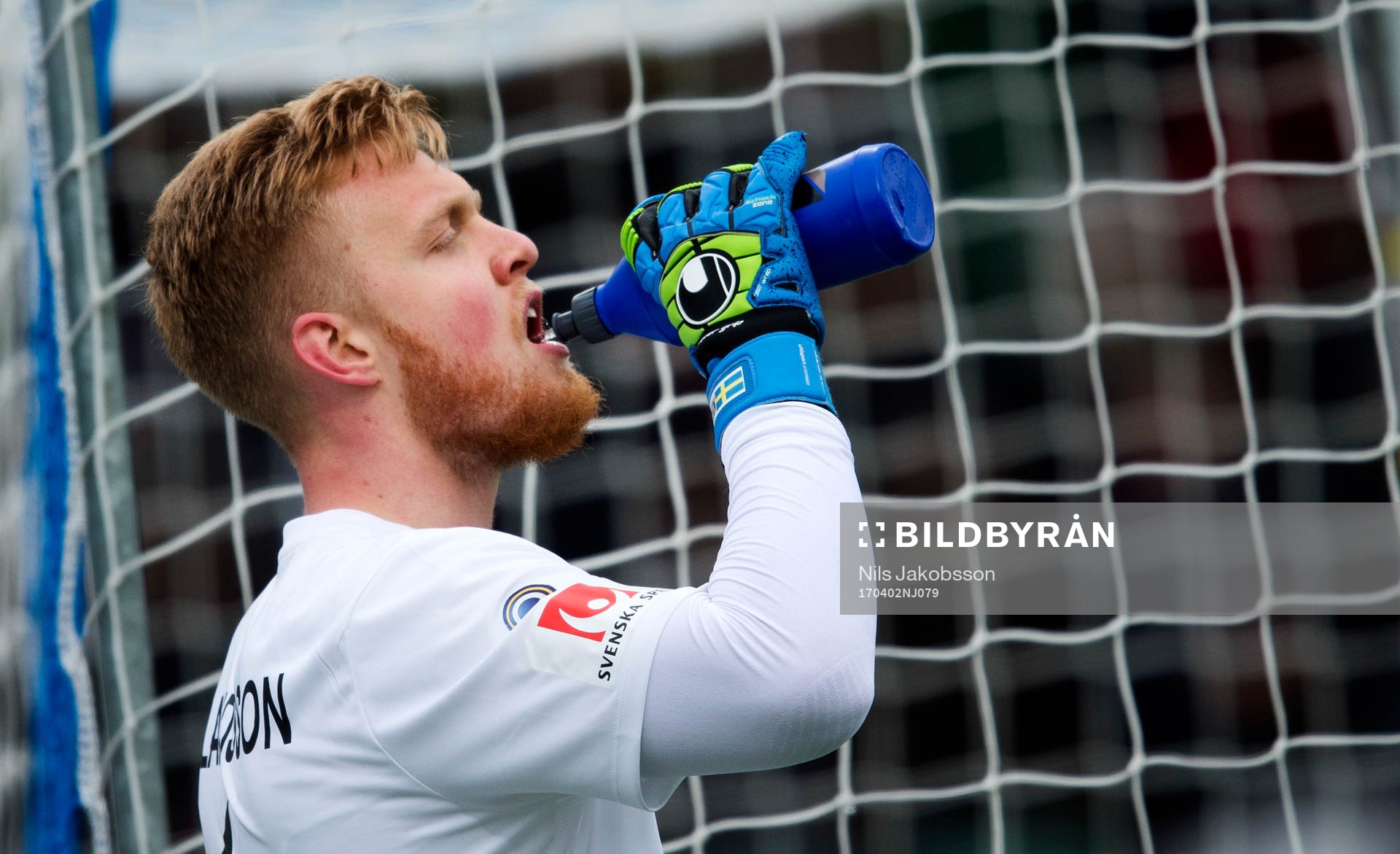 AFC Eskilstunas målvakt Tim Erlandsson dricker vatten